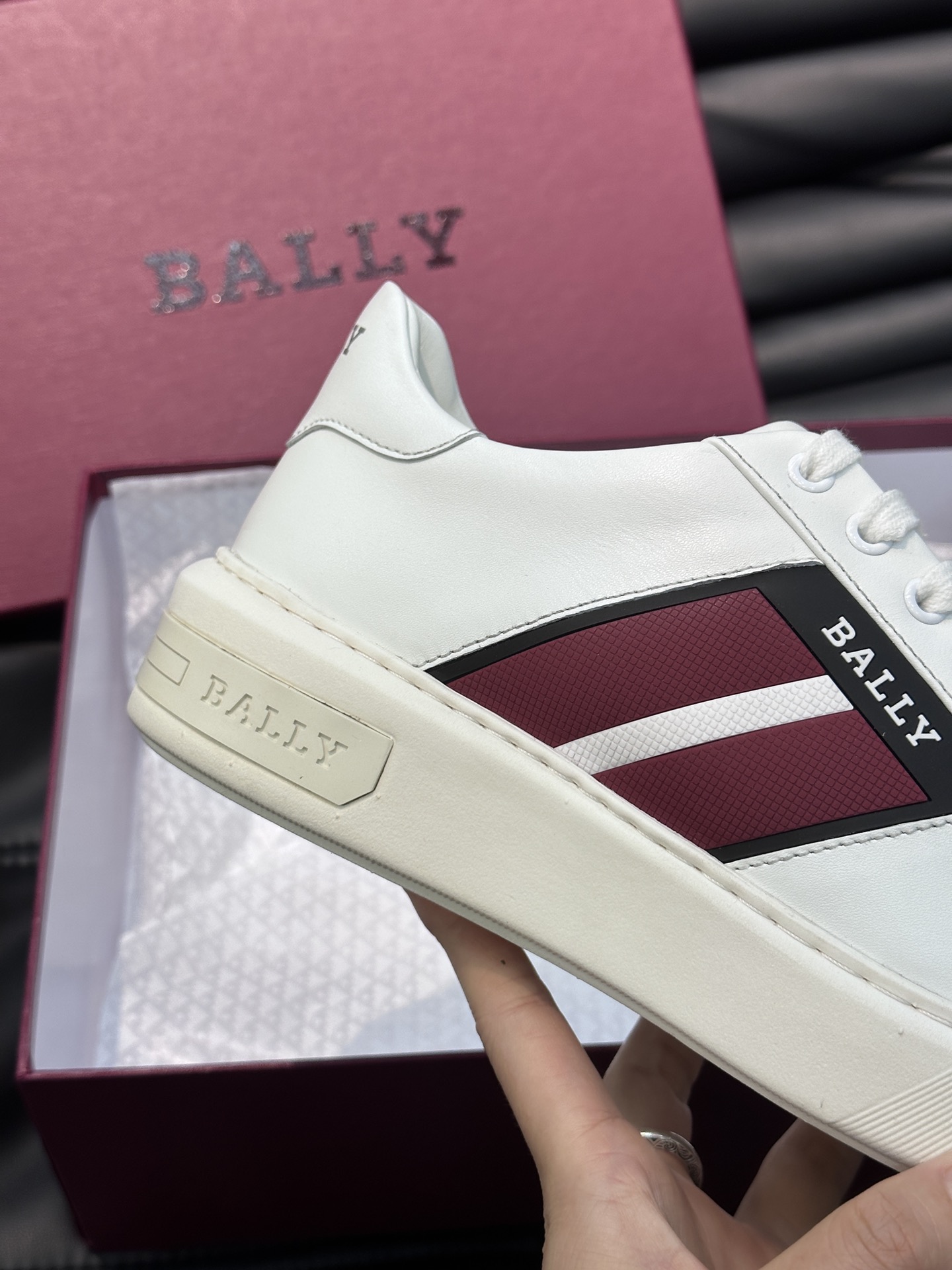 Bally/巴利低帮休闲鞋采用小牛皮鞋面进口牛皮内里皮质质感细腻光滑有光泽侧面饰有专用品牌黑白织带BAL