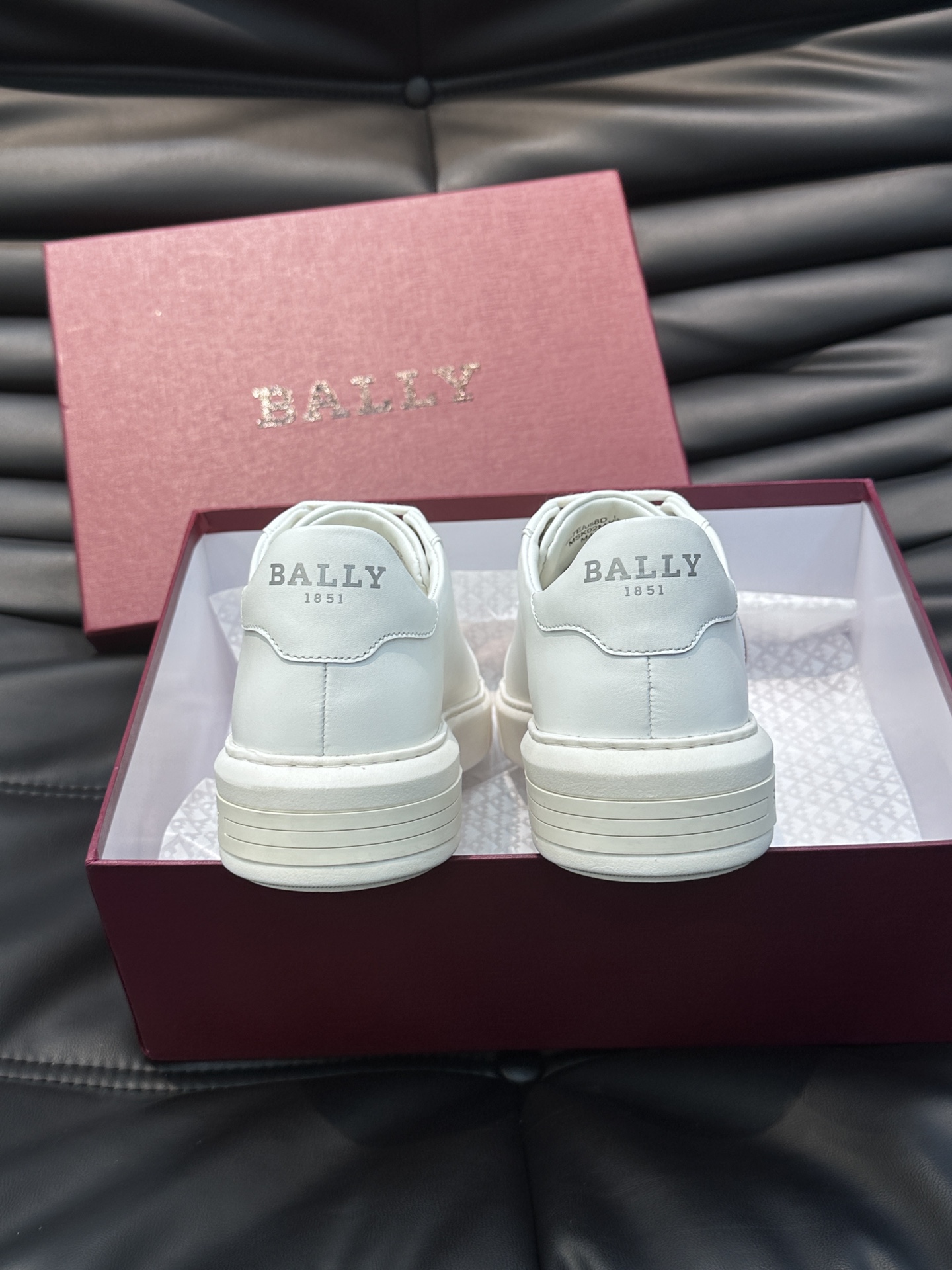 Bally/巴利低帮休闲鞋采用小牛皮鞋面进口牛皮内里皮质质感细腻光滑有光泽侧面饰有专用品牌黑白织带BAL