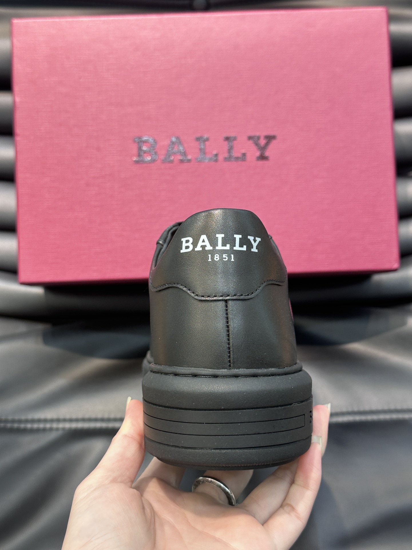 Bally/巴利低帮休闲鞋采用小牛皮鞋面进口牛皮内里皮质质感细腻光滑有光泽侧面饰有专用品牌黑白织带BAL