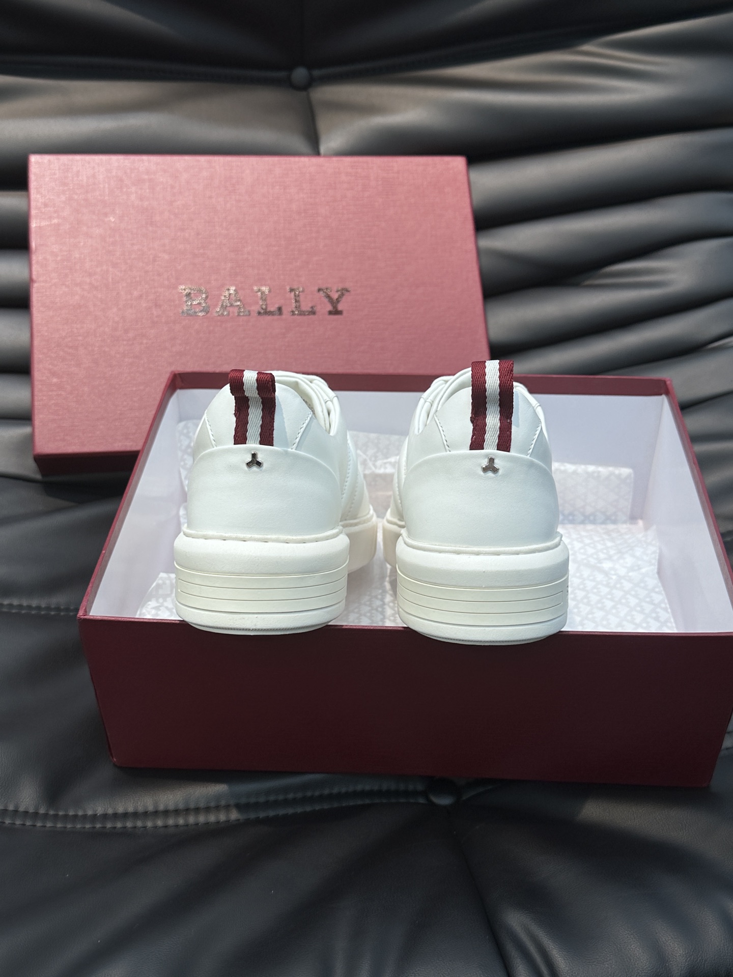 Bally/巴利低帮休闲鞋采用小牛皮鞋面进口牛皮内里皮质质感细腻光滑有光泽侧面饰有专用品牌黑白织带BAL