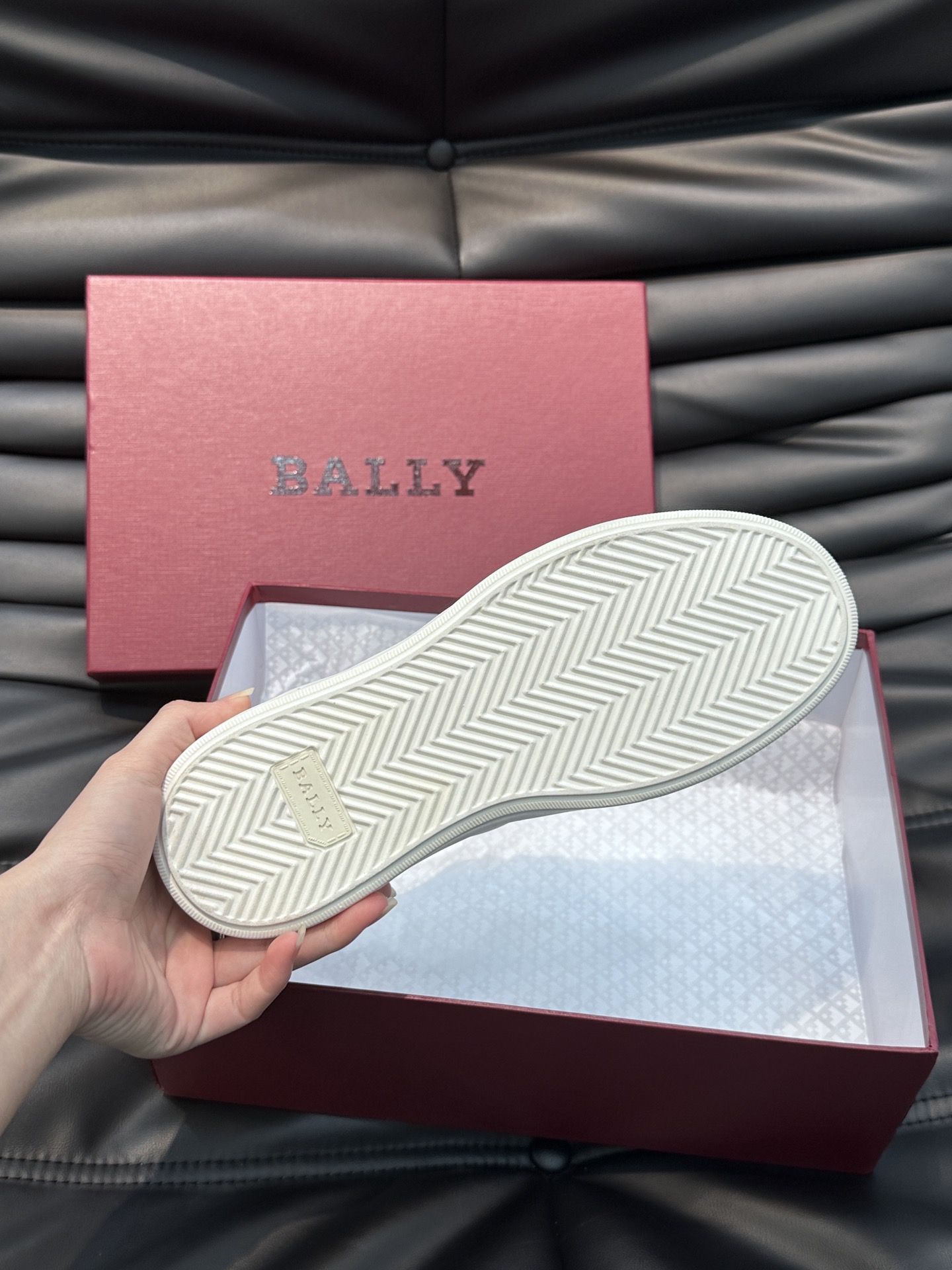 Bally/巴利低帮休闲鞋采用小牛皮鞋面进口牛皮内里皮质质感细腻光滑有光泽侧面饰有专用品牌黑白织带BAL