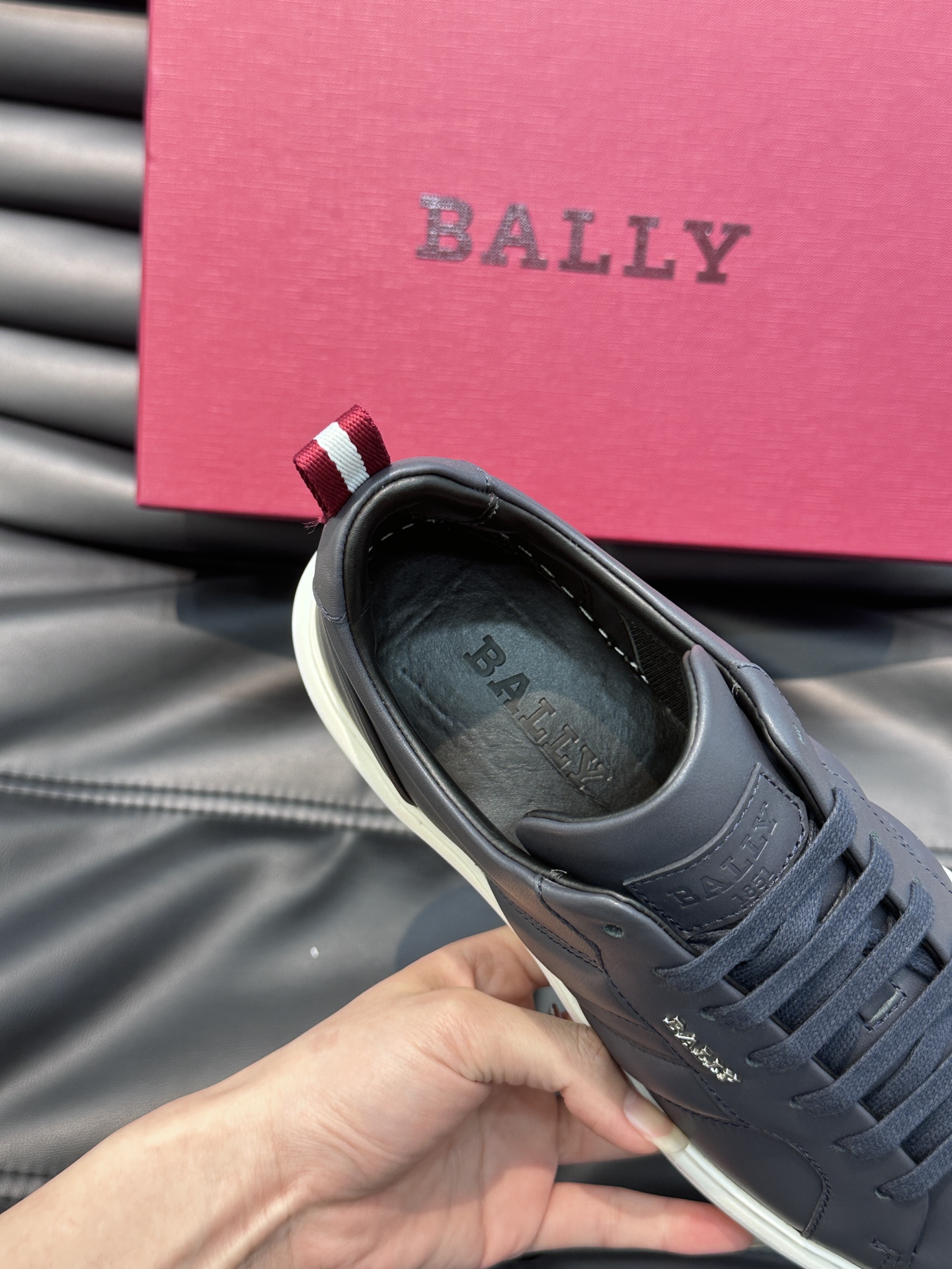 Bally/巴利低帮休闲鞋采用小牛皮鞋面进口牛皮内里皮质质感细腻光滑有光泽侧面饰有专用品牌黑白织带BAL