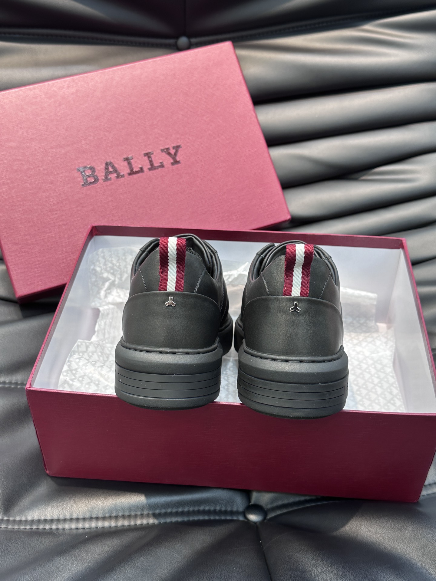 Bally/巴利低帮休闲鞋采用小牛皮鞋面进口牛皮内里皮质质感细腻光滑有光泽侧面饰有专用品牌黑白织带BAL