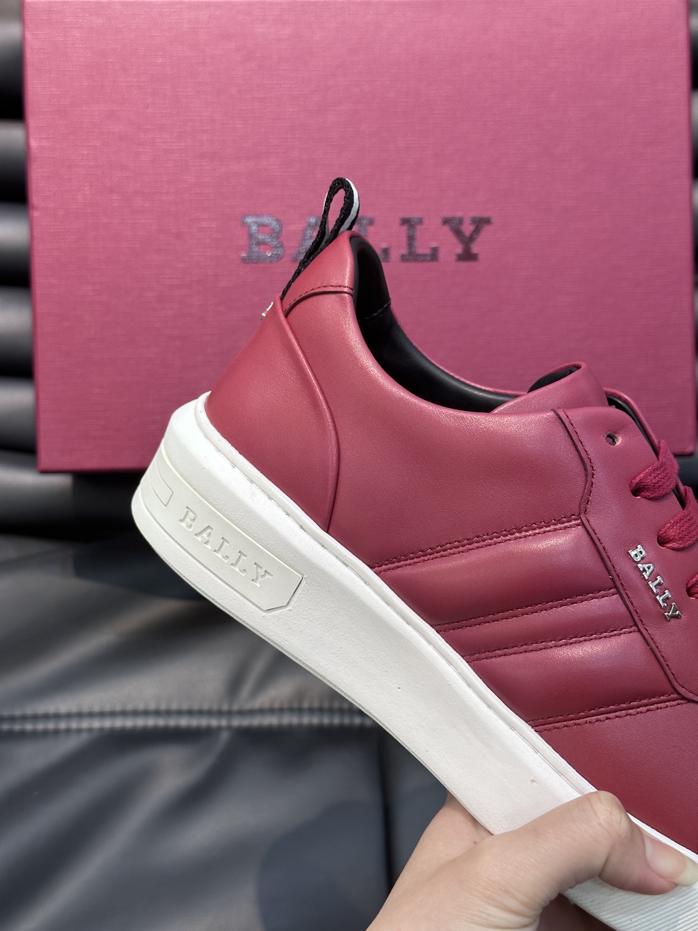 Bally/巴利低帮休闲鞋采用小牛皮鞋面进口牛皮内里皮质质感细腻光滑有光泽侧面饰有专用品牌黑白织带BAL