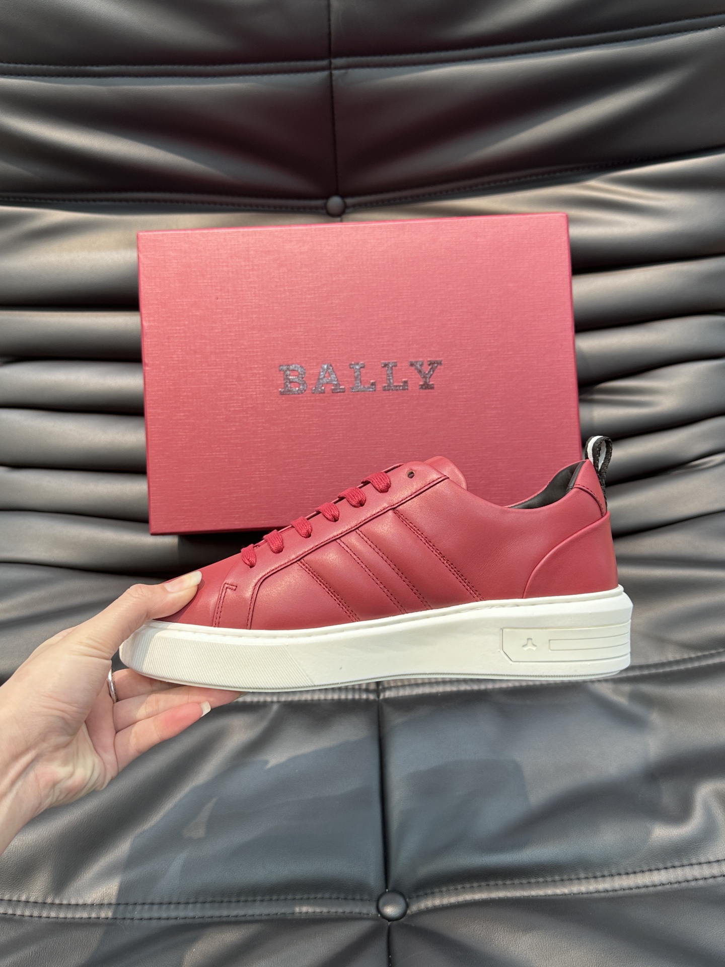 Bally/巴利低帮休闲鞋采用小牛皮鞋面进口牛皮内里皮质质感细腻光滑有光泽侧面饰有专用品牌黑白织带BAL