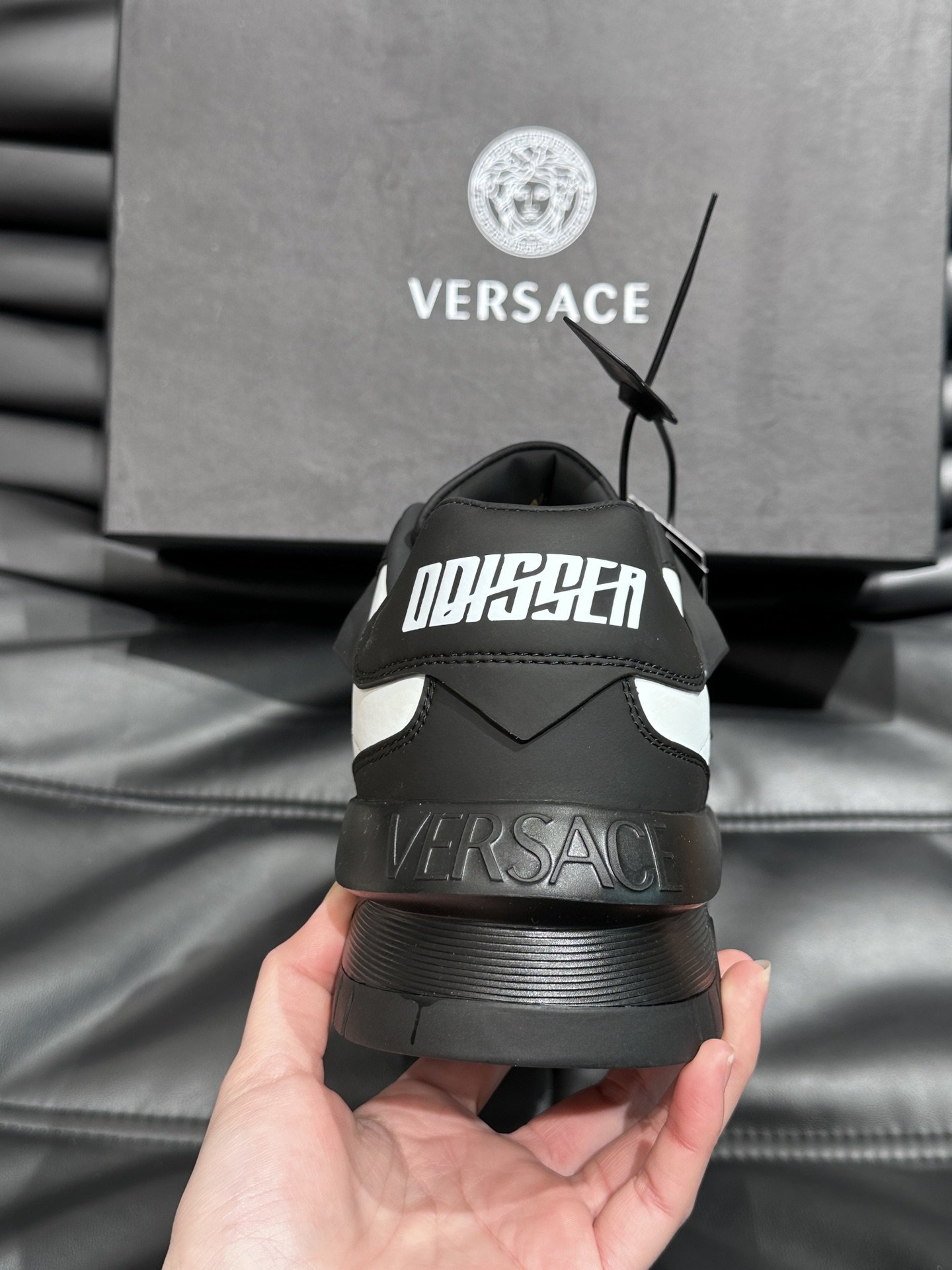 VersaceOdissea艺术感超强的飞船鞋整双鞋很具备结构感和线条感干净利落也能让造型充满很强的视觉