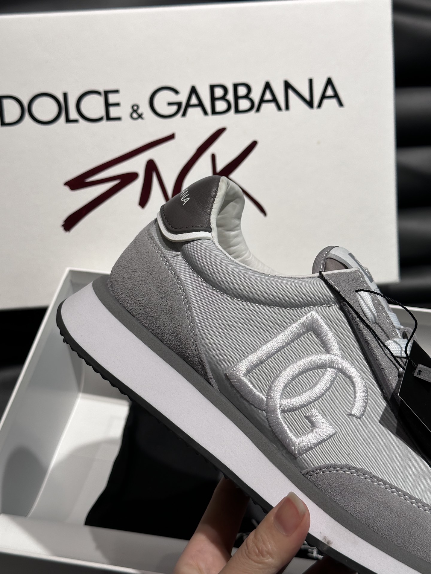 D&G杜嘉班纳2024早春新款男士系带皮革休闲运动鞋采用进口反毛牛皮拼接防水布料混搭拼色设计时尚显活力的