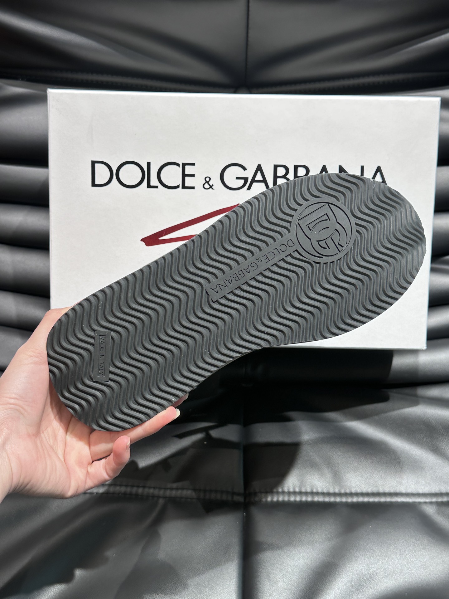 D&G杜嘉班纳2024早春新款男士系带皮革休闲运动鞋采用进口反毛牛皮拼接防水布料混搭拼色设计时尚显活力的