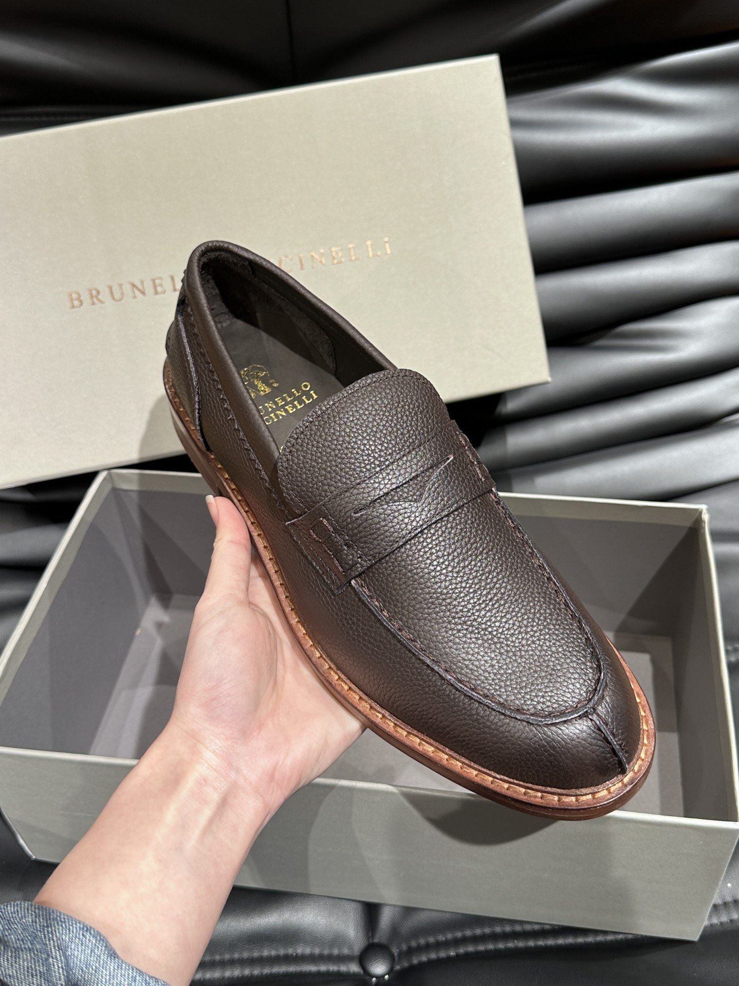 BrunelloCucinelli真皮大底皮鞋高端男士经典乐福鞋原版进口胎牛皮荔枝纹牛皮打造此款鞋型堪称