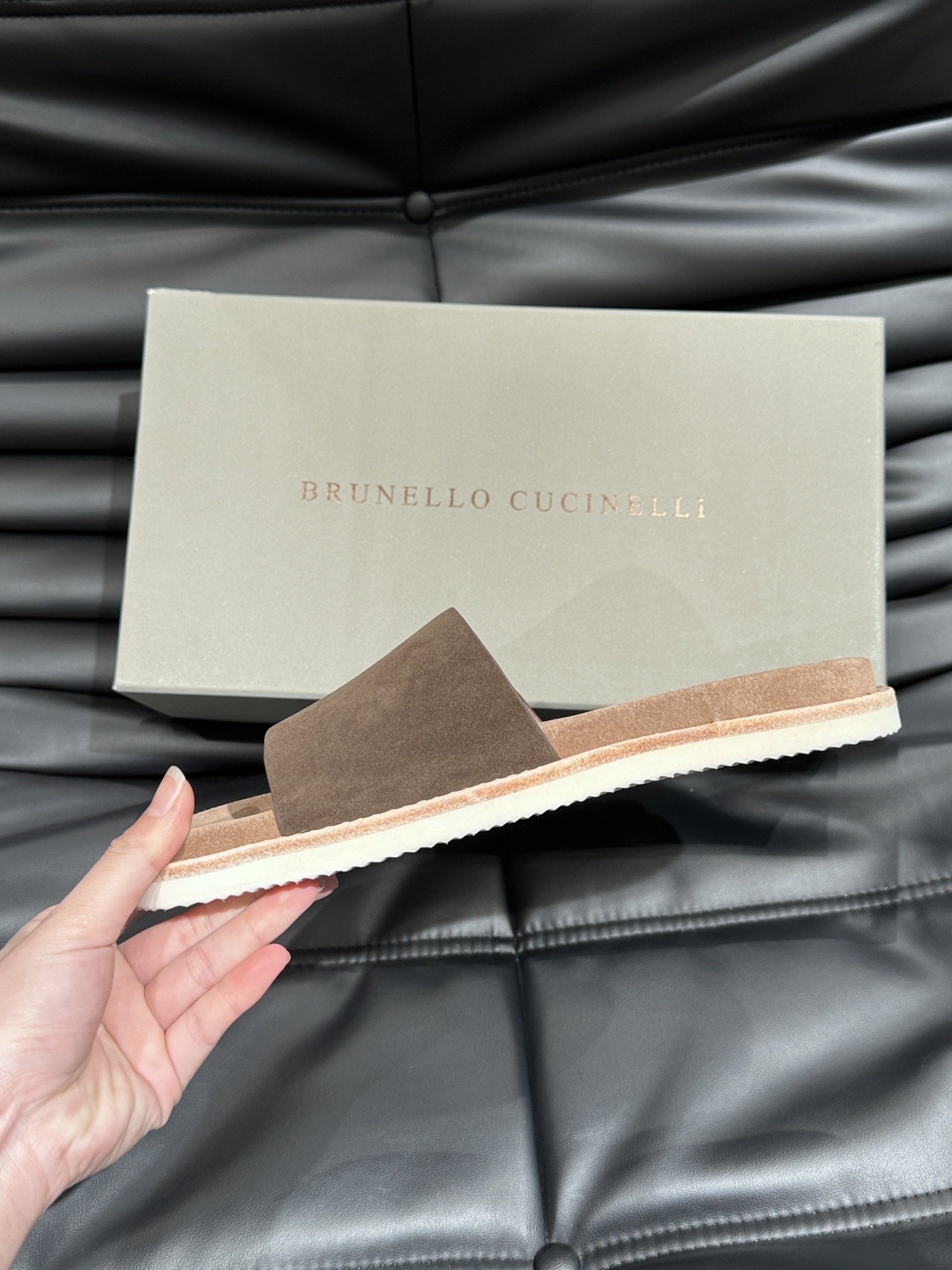 BrunelloCucinelliBC新款男士绒面皮革搭扣凉鞋采用绒面牛皮革前带柔软亲肤让您轻松调节出舒