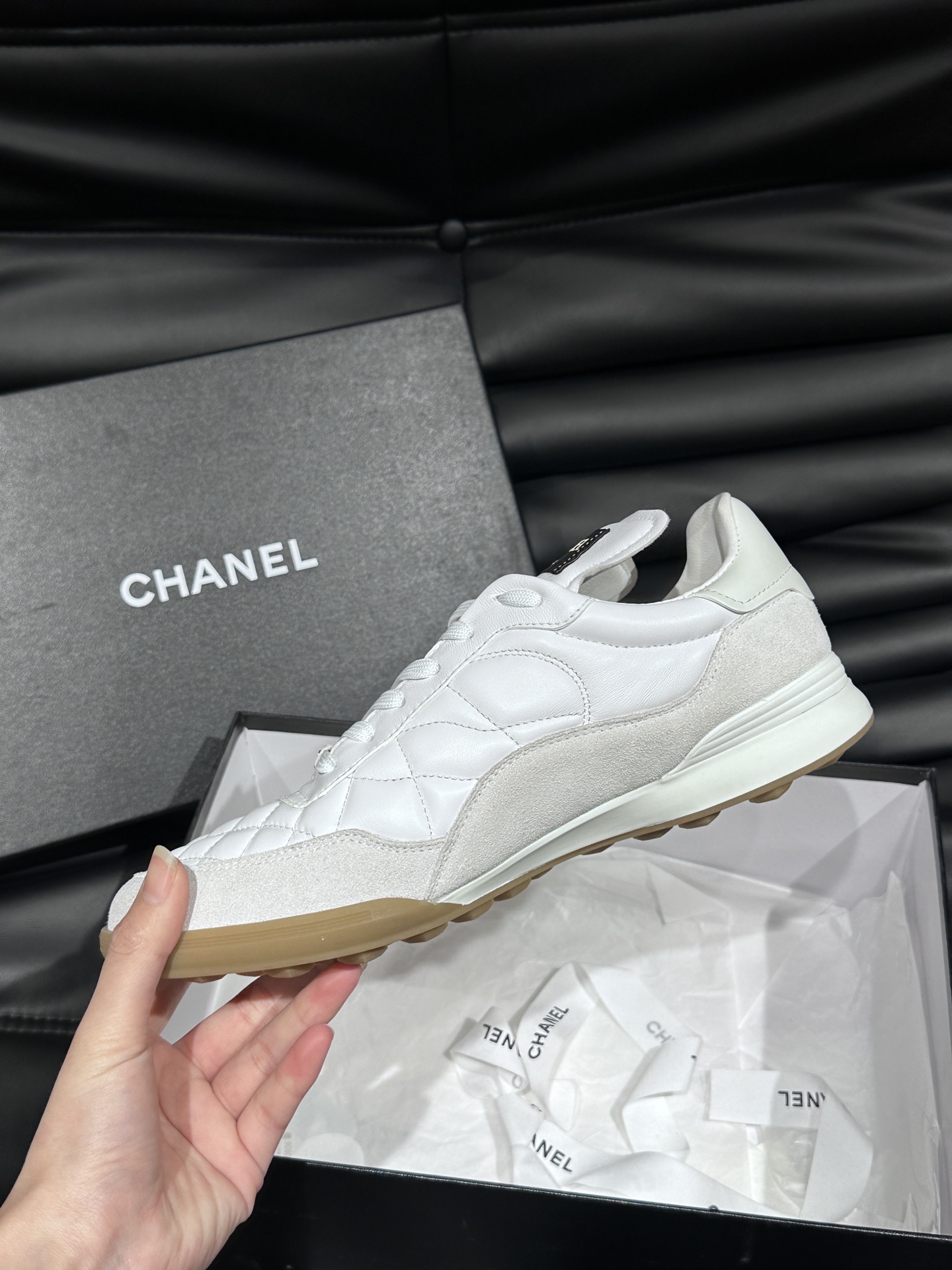 CHANEL香奈尔男士休闲运动小白鞋明星同款CHANEL24S棒球鞋采用菱格纹设计小牛皮和麂皮鞋面轻盈柔