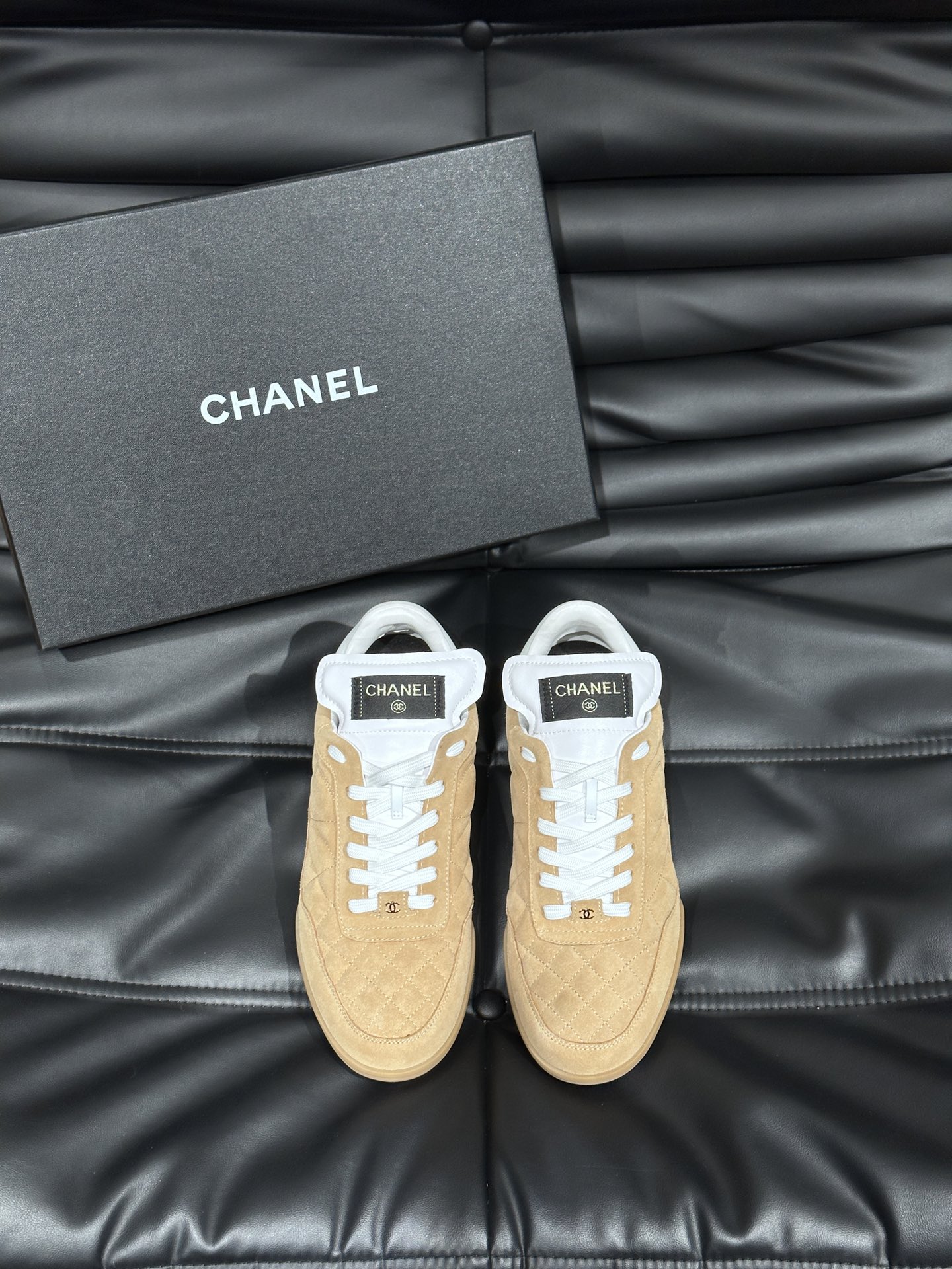 CHANEL香奈尔男士休闲运动小白鞋明星同款CHANEL24S棒球鞋采用菱格纹设计小牛皮和麂皮鞋面轻盈柔