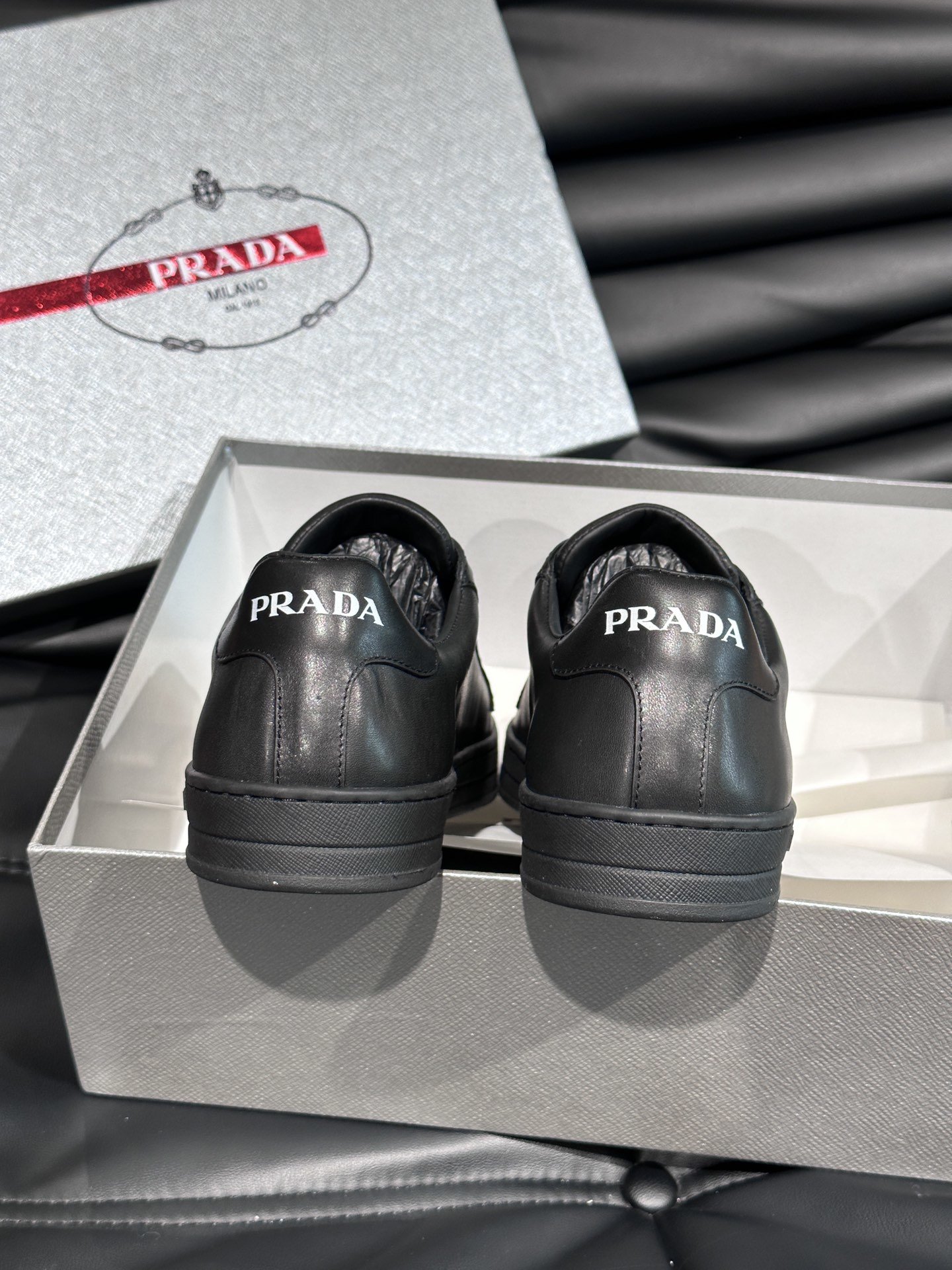 PRAD*新款皮革运动休闲鞋简约百搭小白鞋自90年代起惯用于传统精美鞋履的亮面皮革经Prada系列重释打