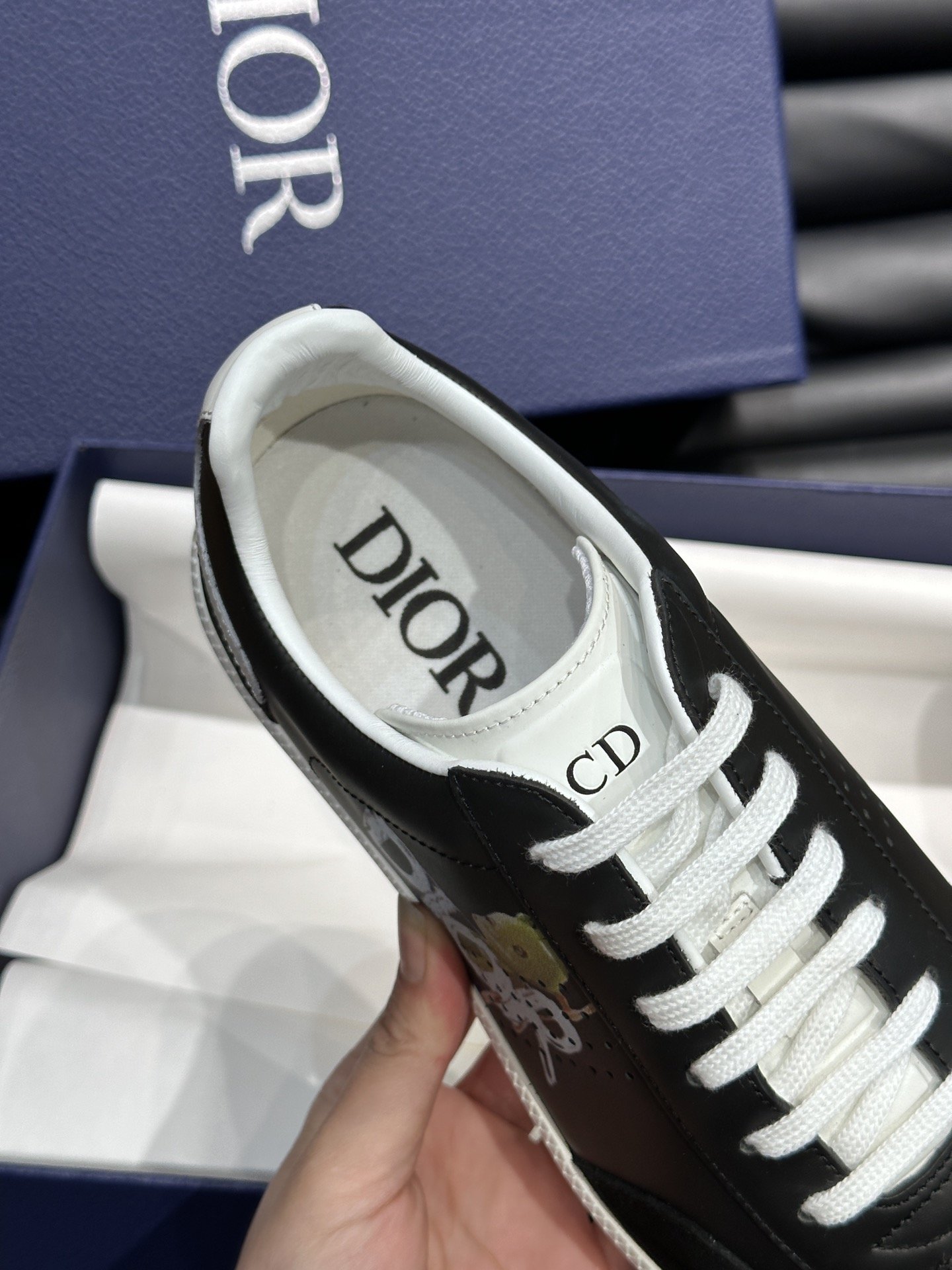 ️️Dr新款B01运动鞋是D家经典单品鞋面采用原版牛皮绒面革以及由DanielArsham重新诠释的“D