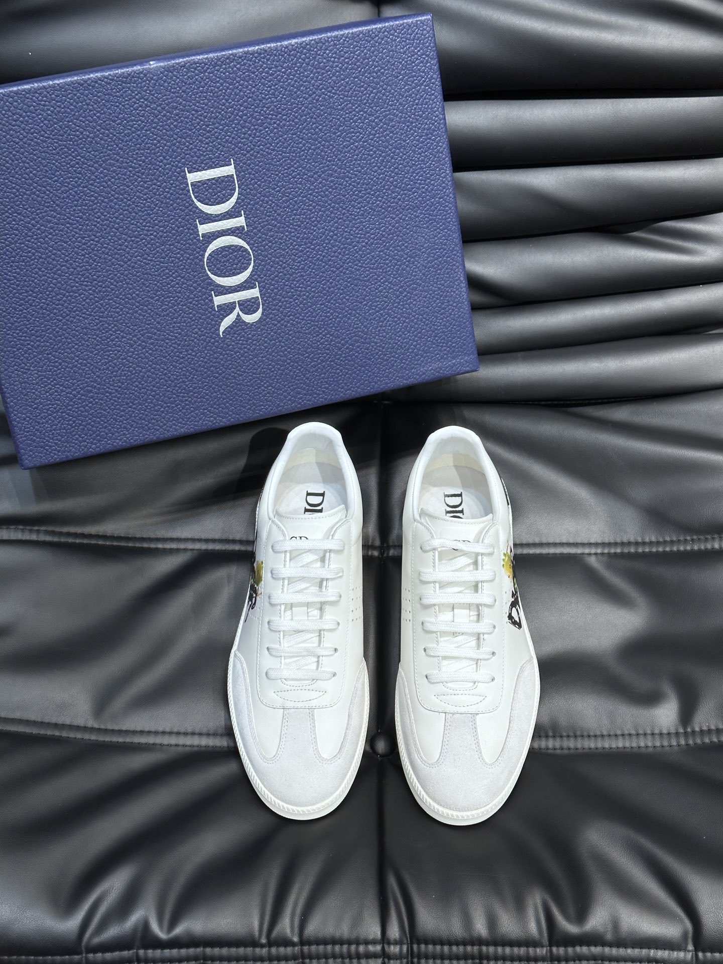 D～r 新款 B01 运动鞋是D家经典单品，鞋面采用原版牛皮绒面革以及由 Daniel Arsham 重新诠释的“Dior”徽标装饰。鞋面顶部采用白色系带，与富有纹理的白色橡胶外底相得益彰。体现 D家的标志性特征之一。款式精致，与西装等服装搭配更显清新。Size：39-44（38.45.46.47定做）