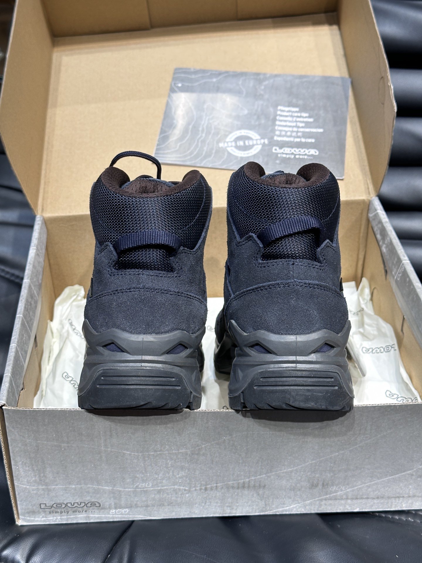 LOWASIRKOSEVOGTX高帮户外徒步防水鞋鞋子表面是聚酯网/热塑性聚氨酯衬里是防水透气膜接缝密封