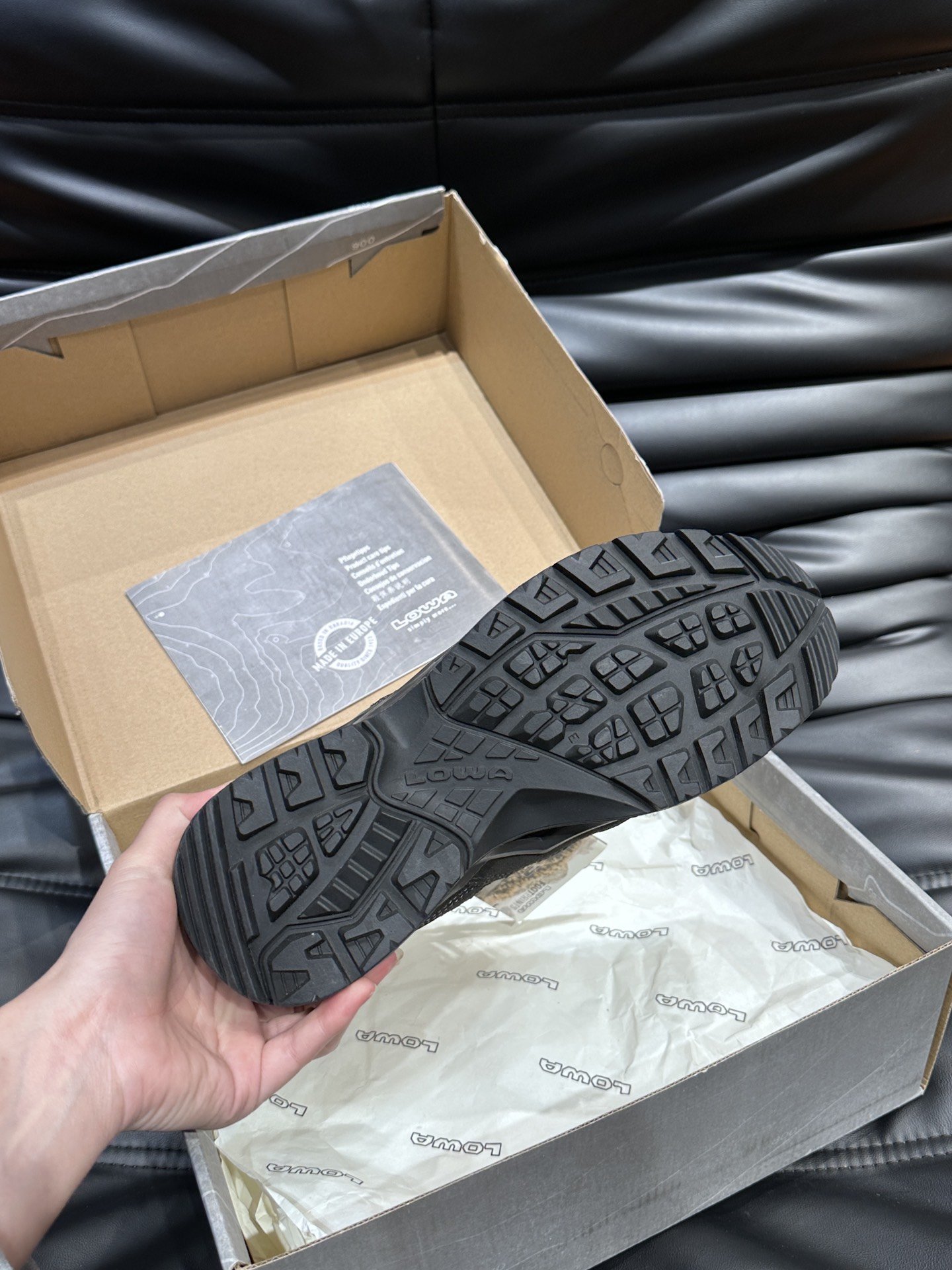 LOWASIRKOSEVOGTX高帮户外徒步防水鞋鞋子表面是聚酯网/热塑性聚氨酯衬里是防水透气膜接缝密封