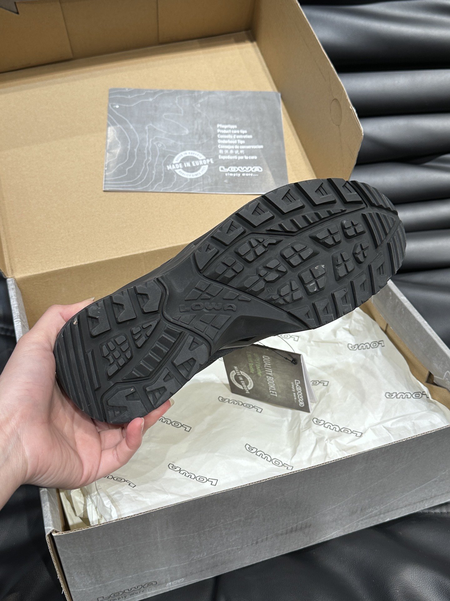 LOWASIRKOSEVOGTX户外徒步防水鞋鞋子表面是聚酯网/热塑性聚氨酯衬里是防水透气膜接缝密封的防