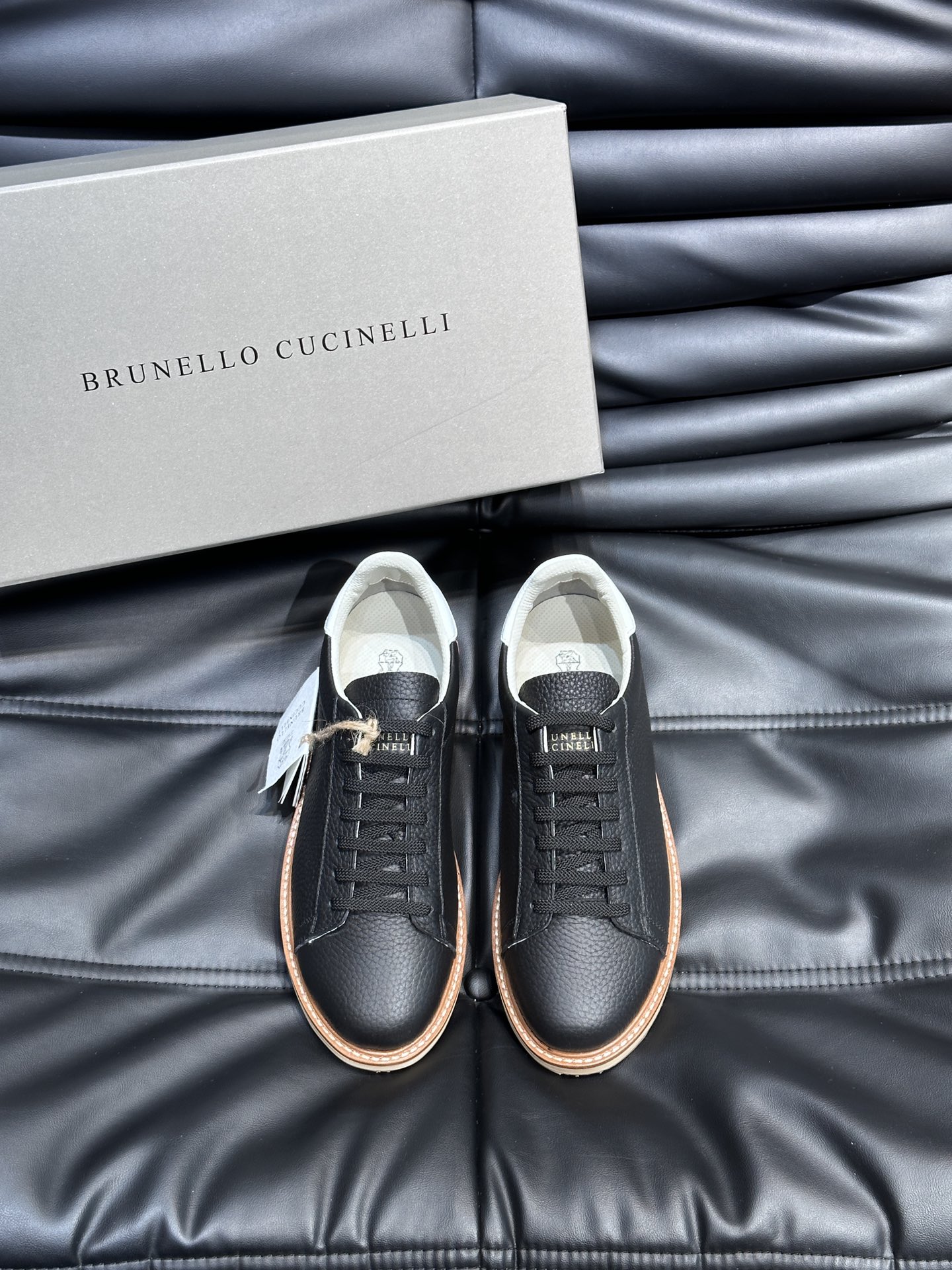 BrunelloCucinelli老钱风意大利顶奢休闲男鞋面料采用意大利进口压摔牛皮立体感和亲肤感十足！