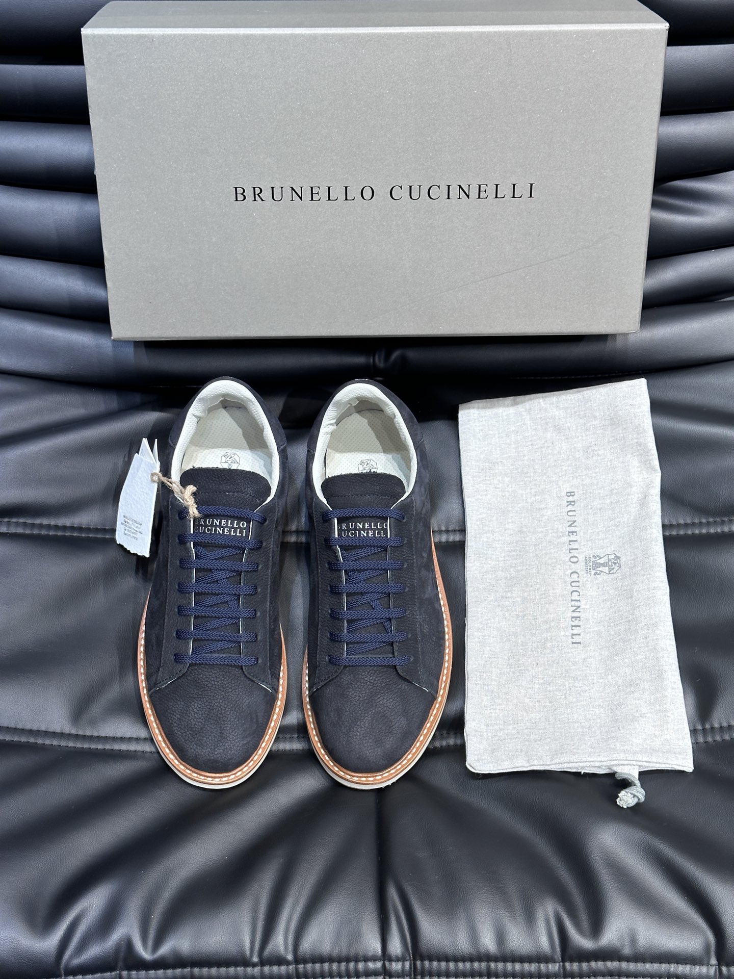 BrunelloCucinelli老钱风意大利顶奢休闲男鞋面料采用意大利进口压摔牛皮立体感和亲肤感十足！