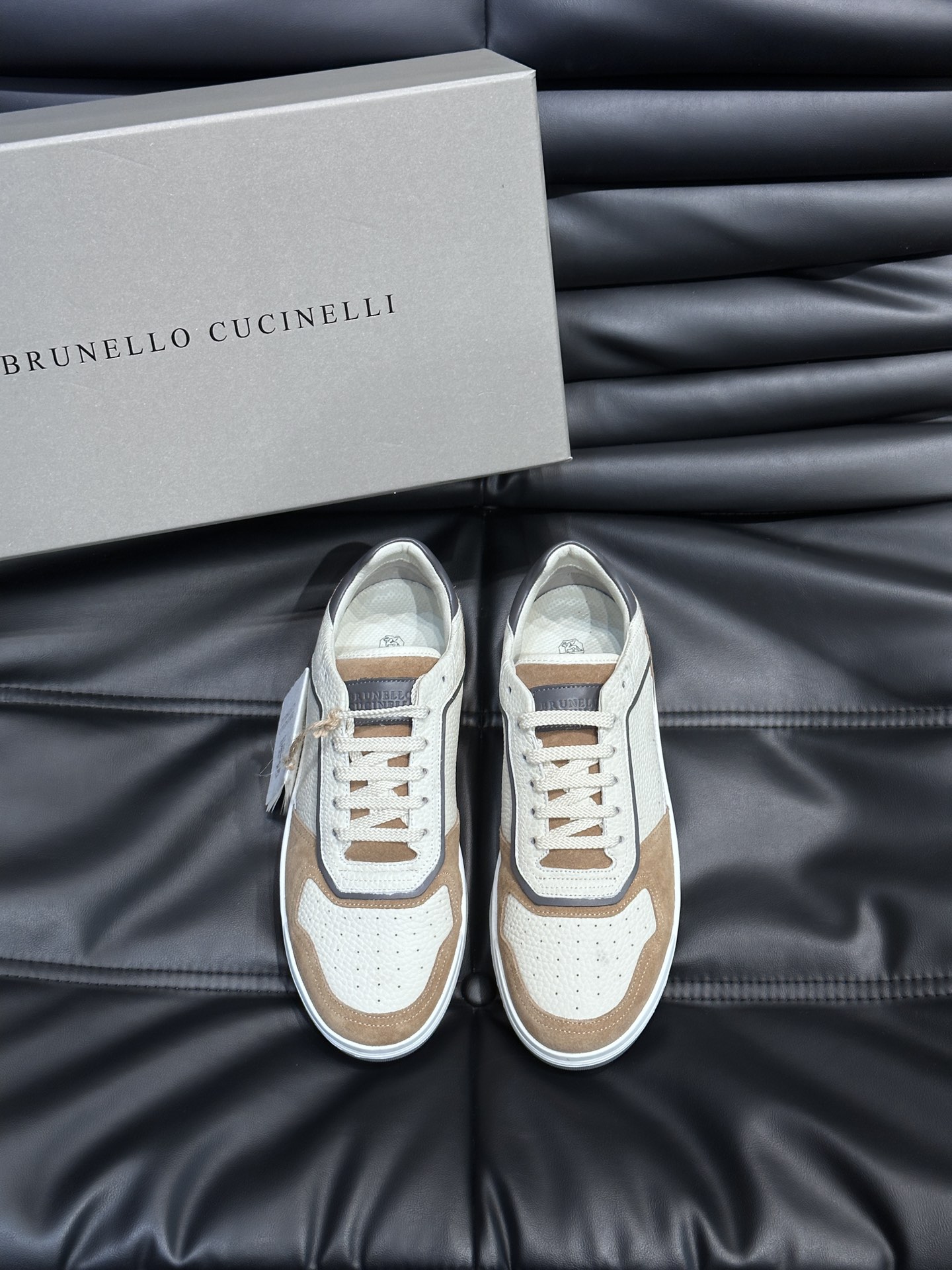 《Brunello Cucinelli 》老钱风意大利顶奢休闲男鞋，面料采用意大利进口牛皮，立体感和亲肤感十足！鞋头部分采用经典M形状头型设计，此款鞋型堪称经典，永不过时！内里专用羊皮内里，透气吸汗不闷脚！品牌专用logo一体活动脚床，搭配超轻、高弹、环保的天然橡胶鞋底，穿在脚上更加柔软舒适！外底上的个性logo和独特的细纹凹槽设计，奢华度瞬间爆棚！Size：39-44（45定做）Peedjl