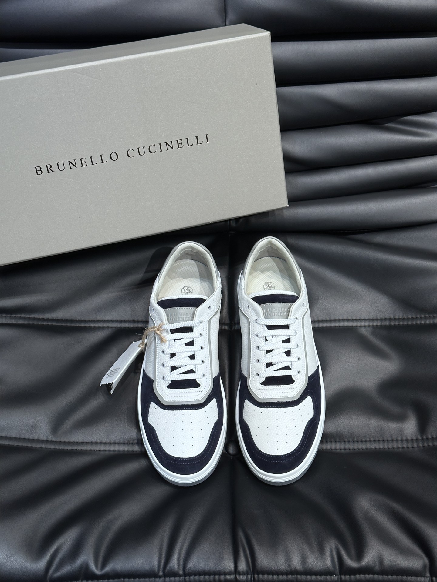 BrunelloCucinelli老钱风意大利顶奢休闲男鞋面料采用意大利进口牛皮立体感和亲肤感十足！鞋头
