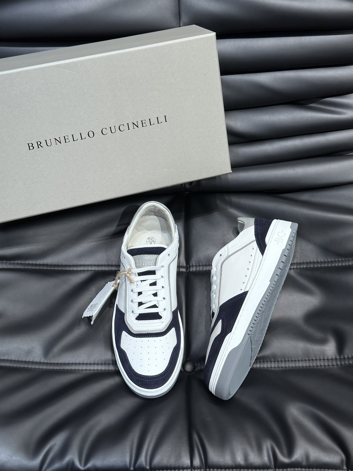 BrunelloCucinelli老钱风意大利顶奢休闲男鞋面料采用意大利进口牛皮立体感和亲肤感十足！鞋头