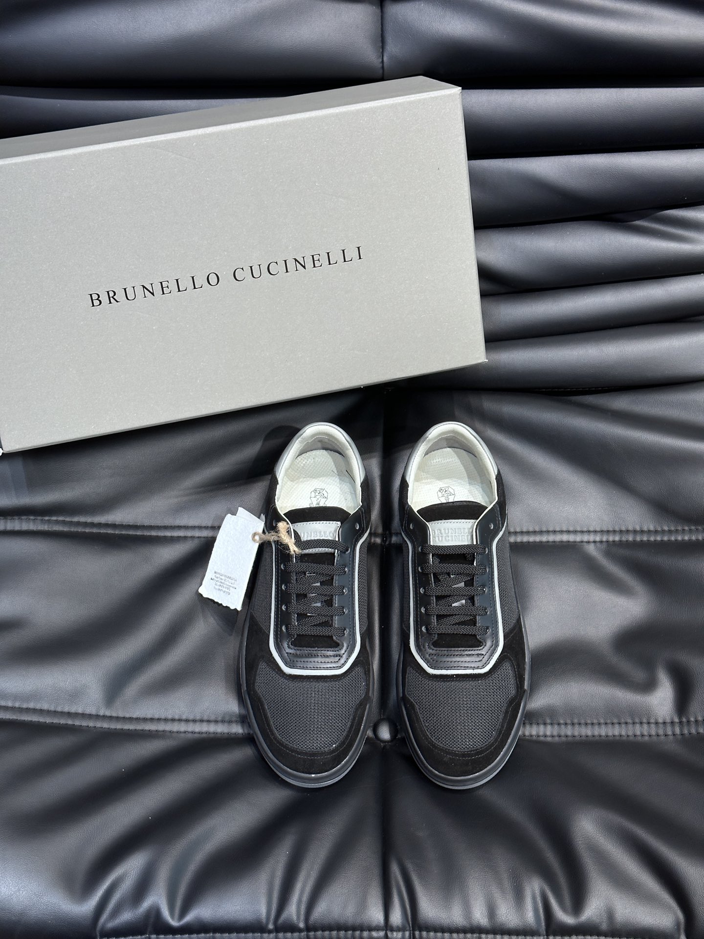 《Brunello Cucinelli 》老钱风意大利顶奢休闲男鞋，面料采用意大利进口牛皮，立体感和亲肤感十足！鞋头部分采用经典M形状头型设计，此款鞋型堪称经典，永不过时！内里专用羊皮内里，透气吸汗不闷脚！品牌专用logo一体活动脚床，搭配超轻、高弹、环保的天然橡胶鞋底，穿在脚上更加柔软舒适！外底上的个性logo和独特的细纹凹槽设计，奢华度瞬间爆棚！Size：39-44（45定做）Peedjl