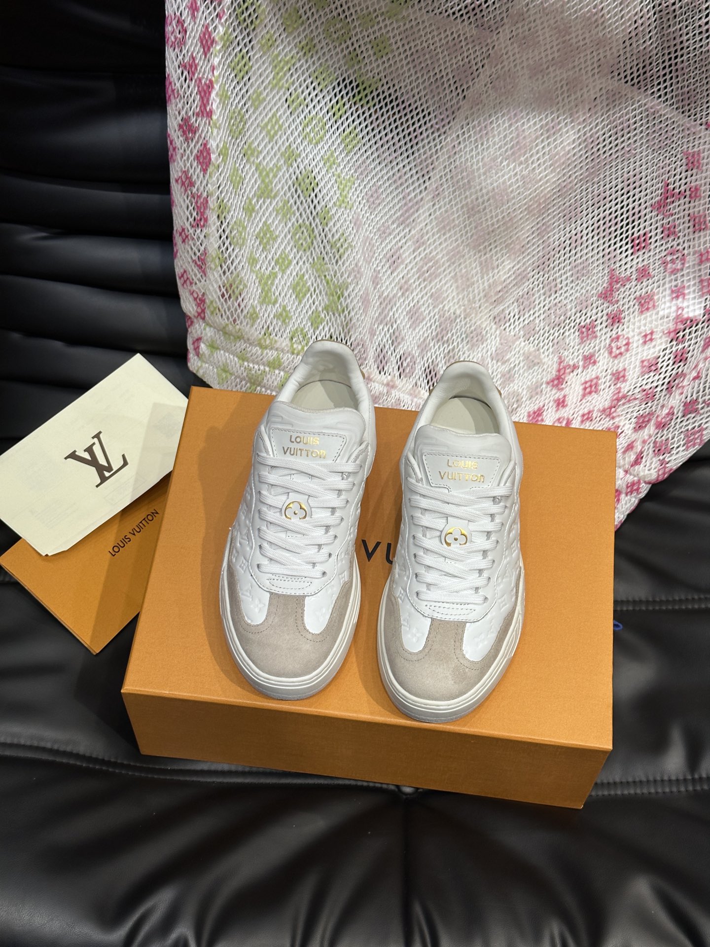 LV Groovy platform 女士休闲运动鞋，经典厚底小白鞋，Monogram 压纹牛皮打造，加厚橡胶外底，鞋舌和外底饰有路易威登标识，鞋带装饰和外底绽放 Monogram 花卉，别致路易威登标识栖身鞋舌。Size：35-40（41可定做）