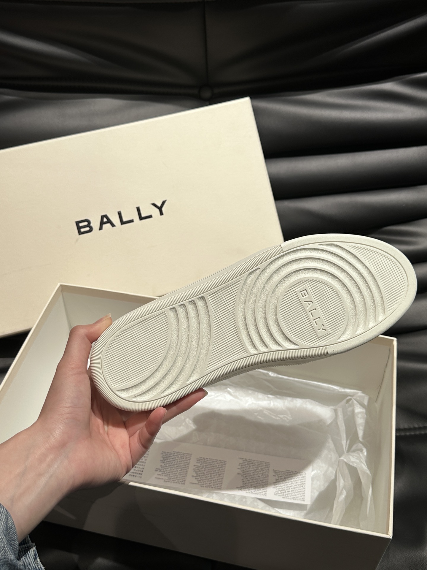 Bally/巴利低帮休闲鞋采用小牛皮鞋面进口牛皮内里皮质质感细腻光滑有光泽上脚非常轻便舒适Size38-