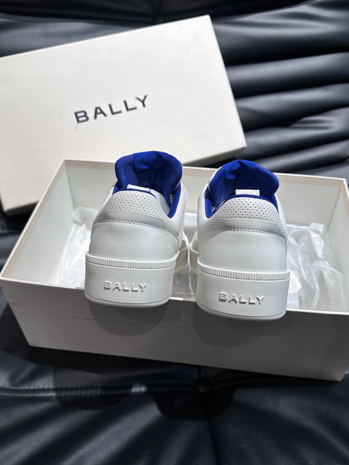 Bally/巴利低帮休闲鞋采用小牛皮鞋面进口牛皮内里皮质质感细腻光滑有光泽上脚非常轻便舒适Size38-