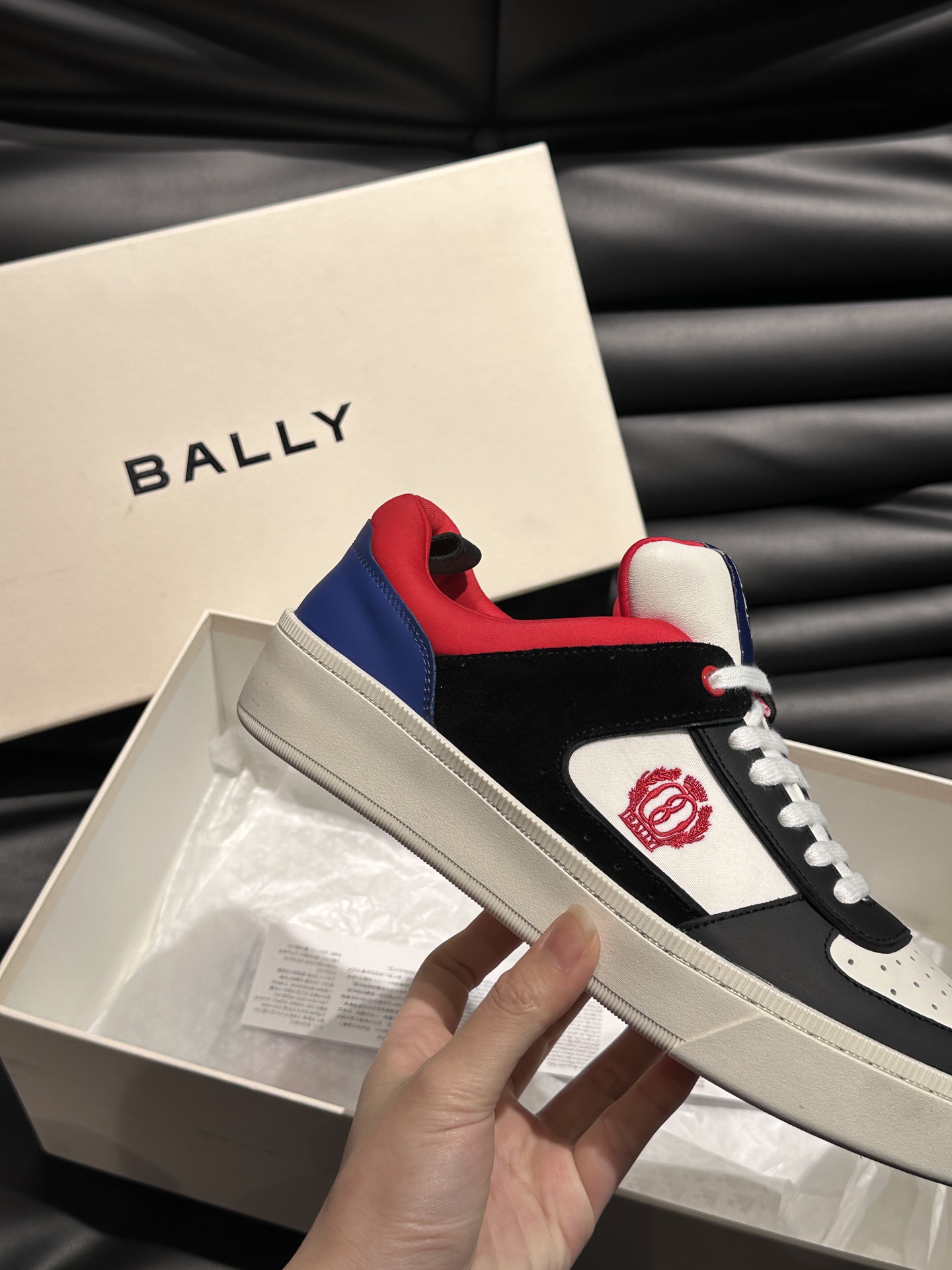 Bally/巴利低帮休闲鞋采用小牛皮鞋面进口牛皮内里皮质质感细腻光滑有光泽上脚非常轻便舒适Size38-