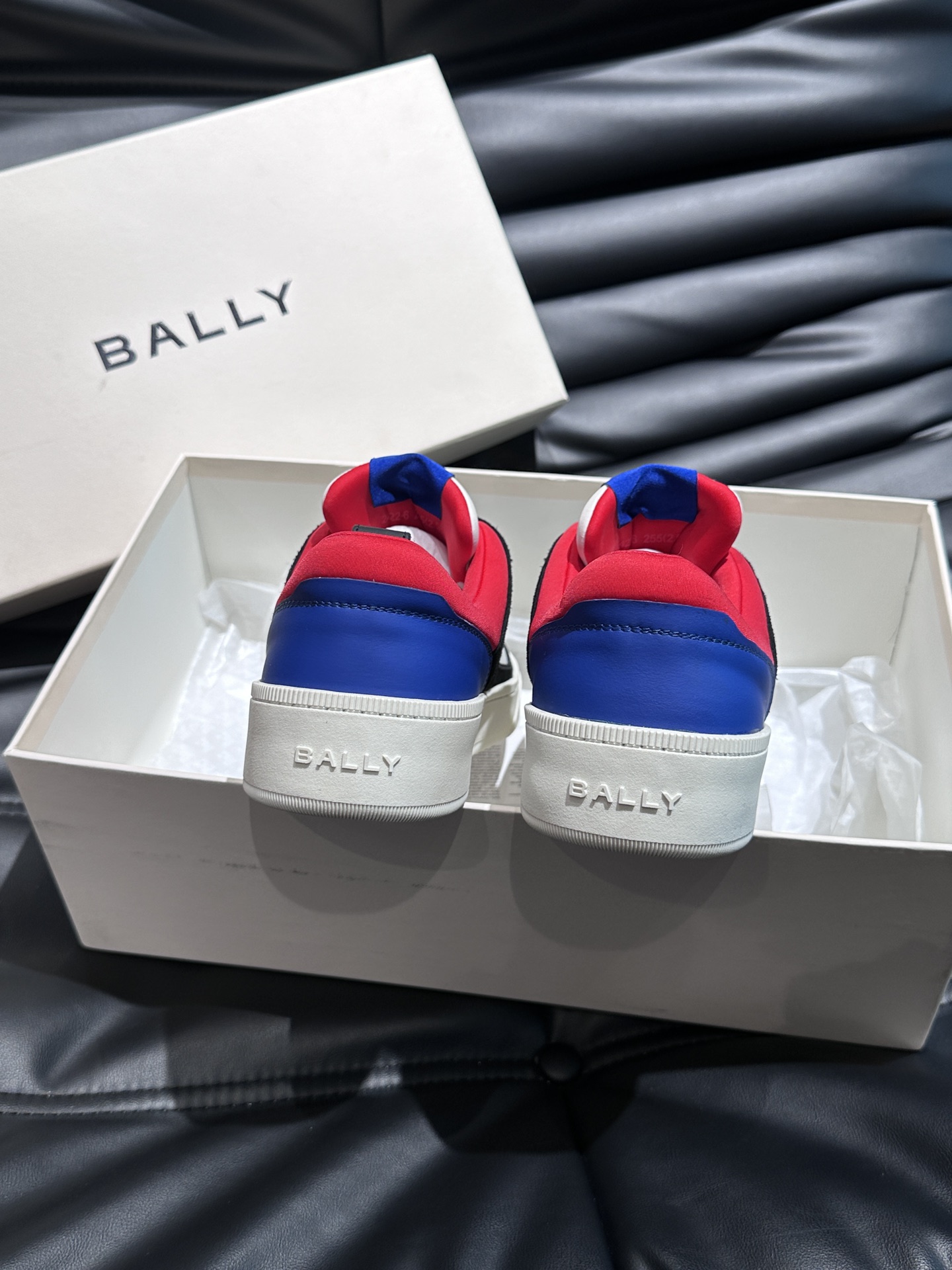 Bally/巴利低帮休闲鞋采用小牛皮鞋面进口牛皮内里皮质质感细腻光滑有光泽上脚非常轻便舒适Size38-