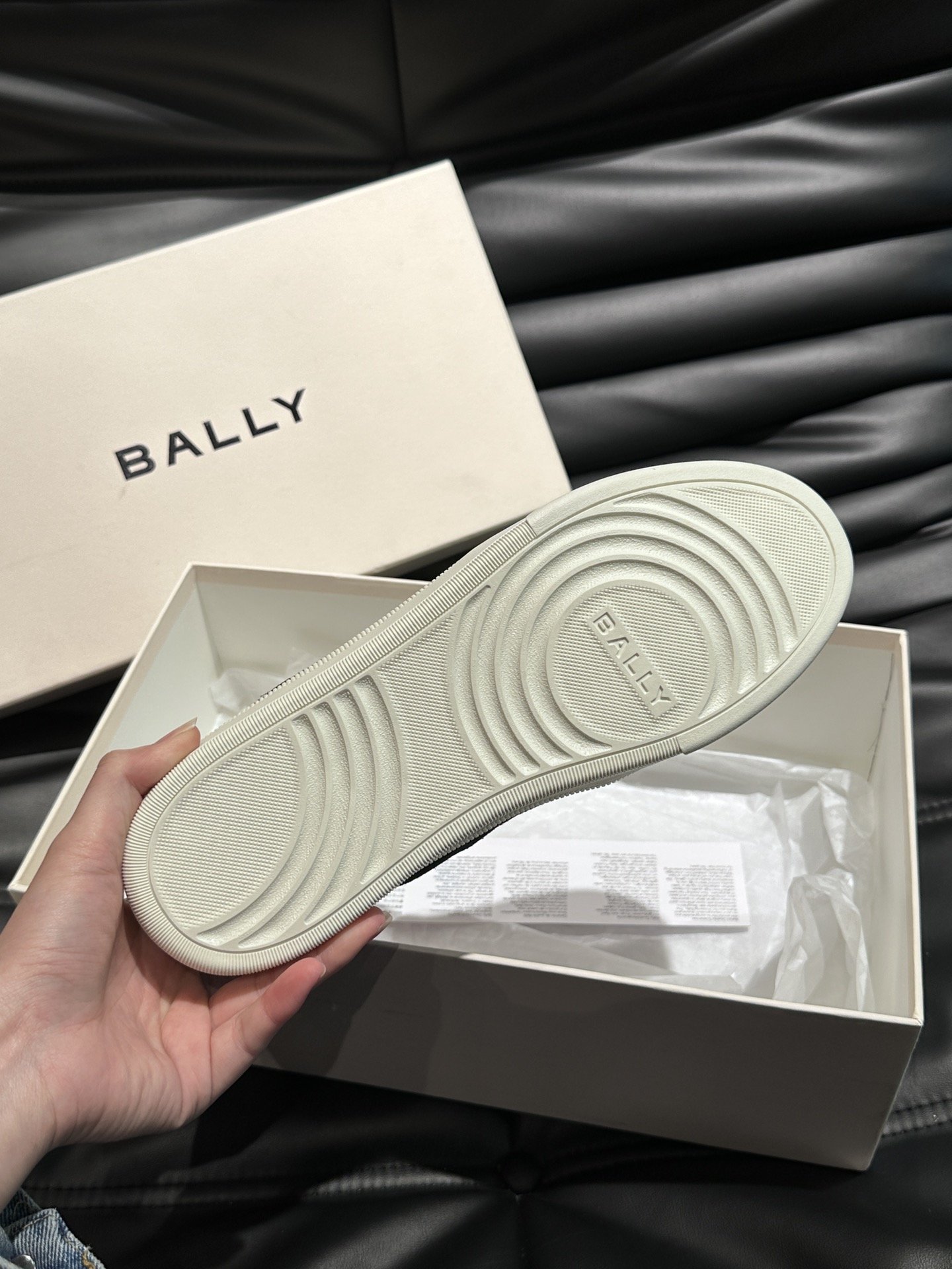 Bally/巴利低帮休闲鞋采用小牛皮鞋面进口牛皮内里皮质质感细腻光滑有光泽上脚非常轻便舒适Size38-
