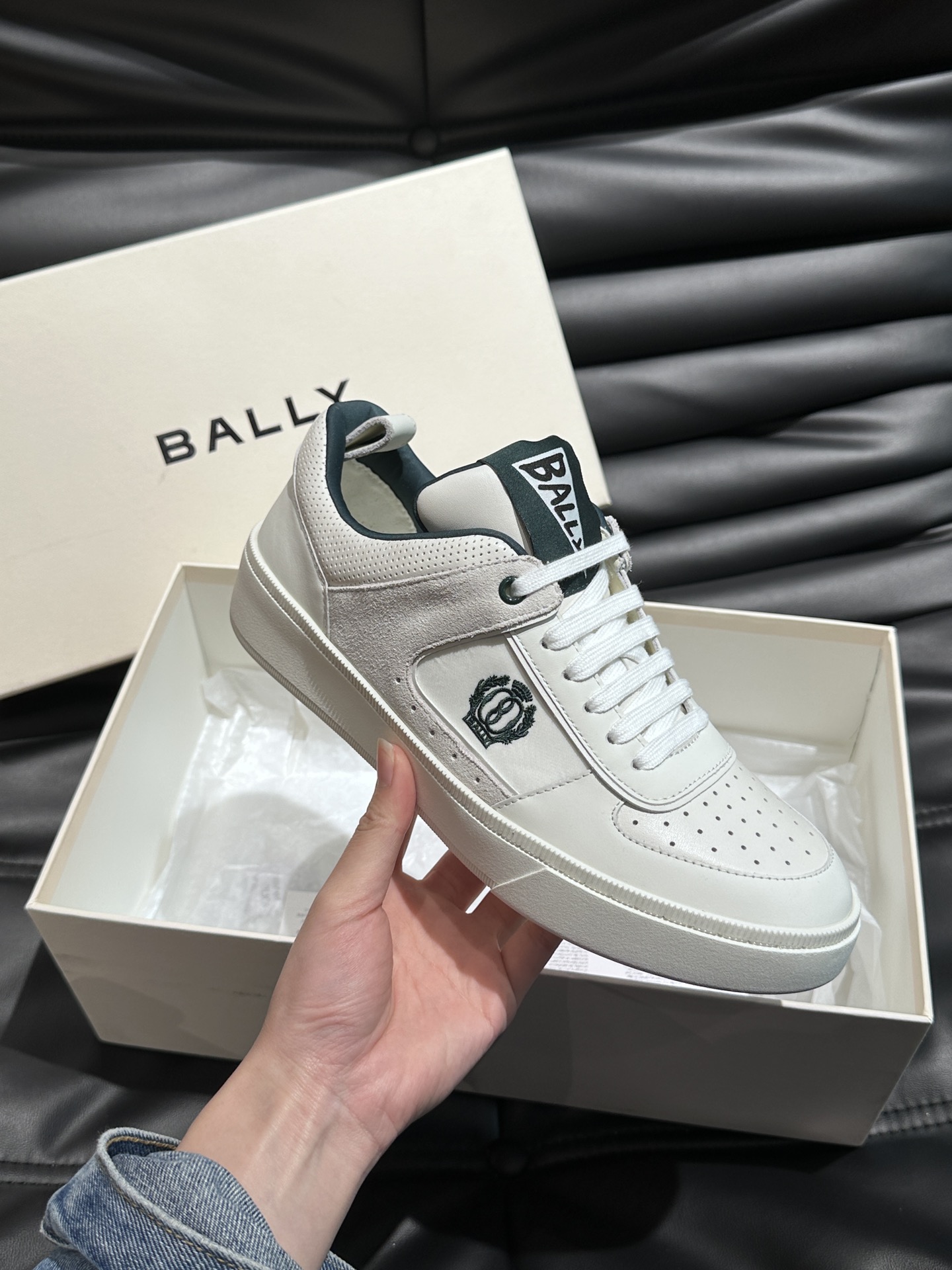 Bally/巴利低帮休闲鞋采用小牛皮鞋面进口牛皮内里皮质质感细腻光滑有光泽上脚非常轻便舒适Size38-