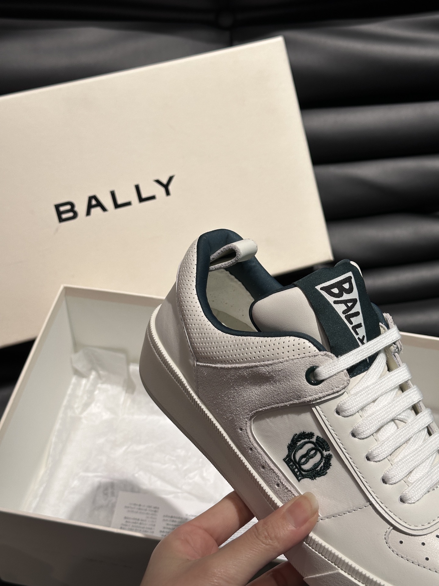 Bally/巴利低帮休闲鞋采用小牛皮鞋面进口牛皮内里皮质质感细腻光滑有光泽上脚非常轻便舒适Size38-