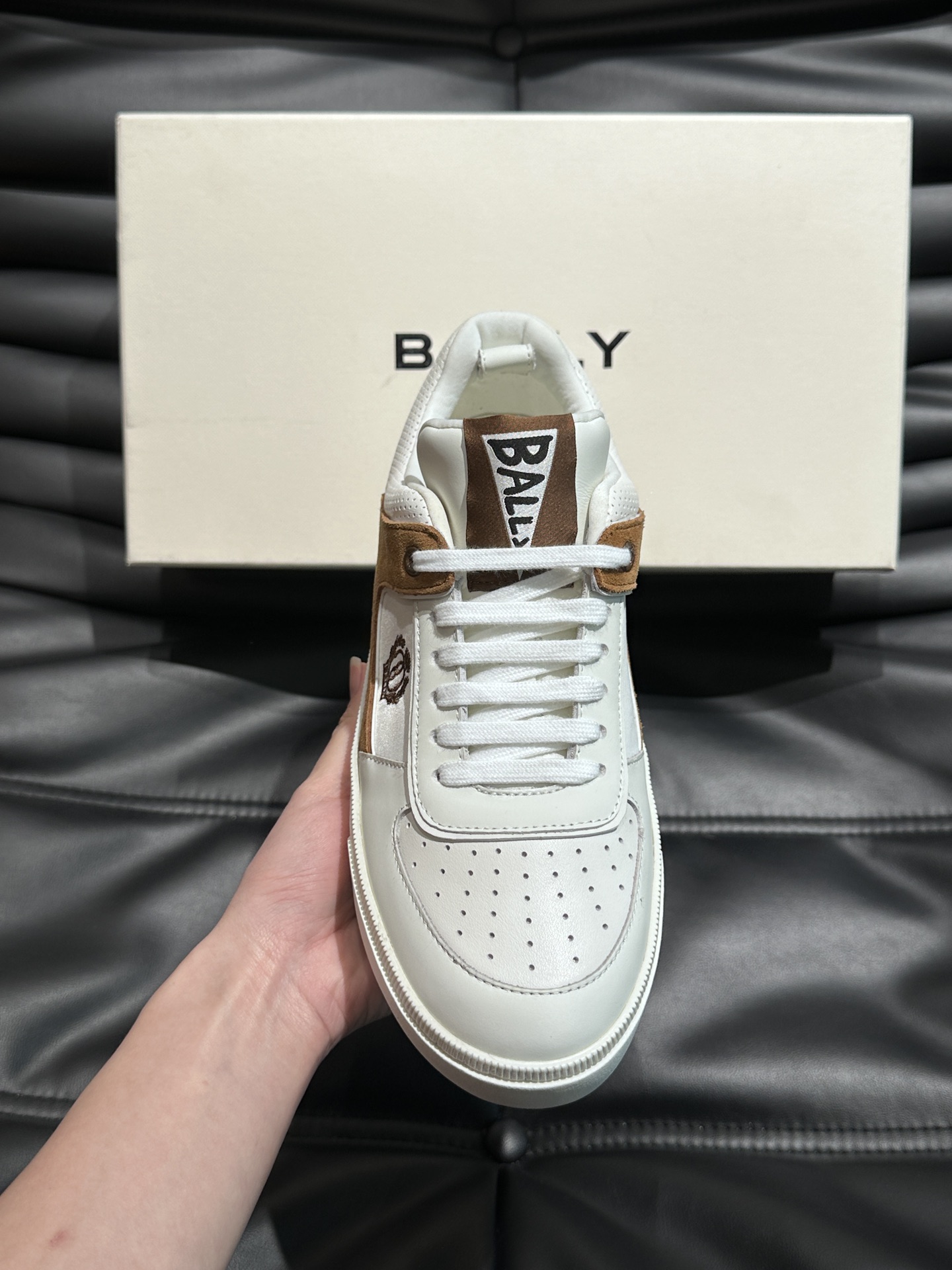 Bally/巴利低帮休闲鞋采用小牛皮鞋面进口牛皮内里皮质质感细腻光滑有光泽上脚非常轻便舒适Size38-