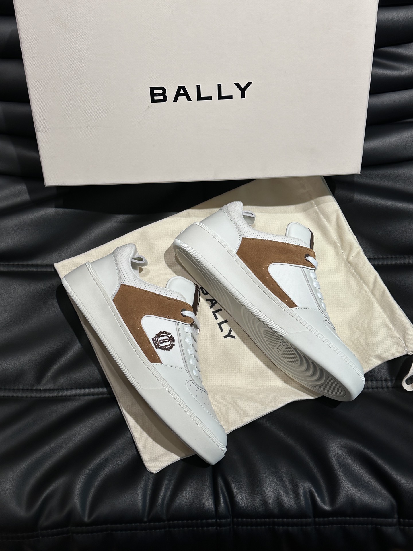 Bally/巴利低帮休闲鞋采用小牛皮鞋面进口牛皮内里皮质质感细腻光滑有光泽上脚非常轻便舒适Size38-