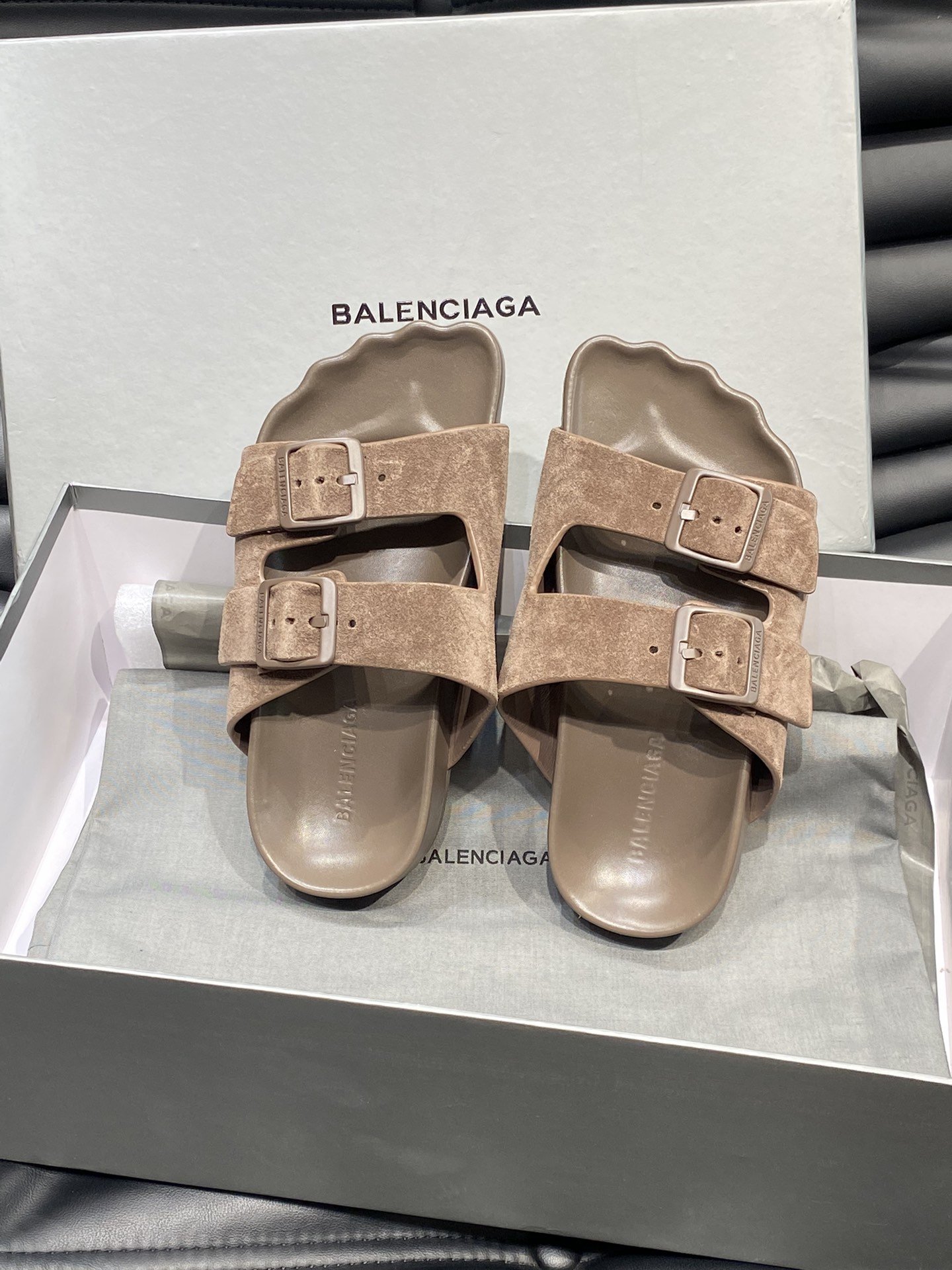 Balenciaga巴黎世家春夏新款情侣拖鞋大爆款主打的就是一个舒服时髦单品！软软的真皮材质打造！Siz