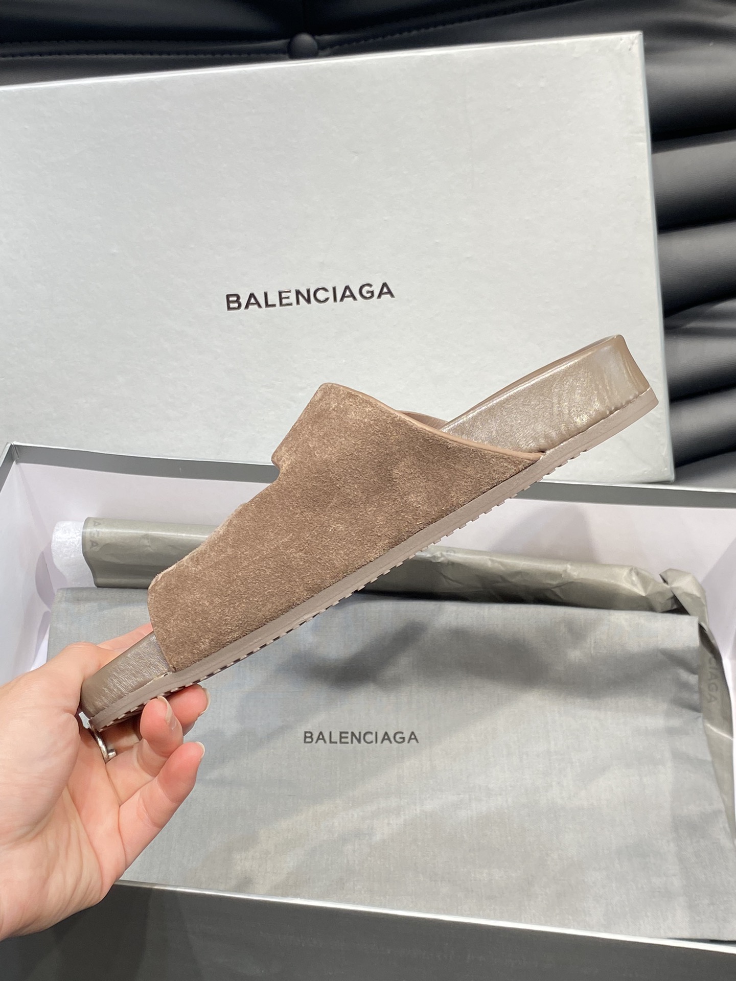 Balenciaga巴黎世家春夏新款情侣拖鞋大爆款主打的就是一个舒服时髦单品！软软的真皮材质打造！Siz