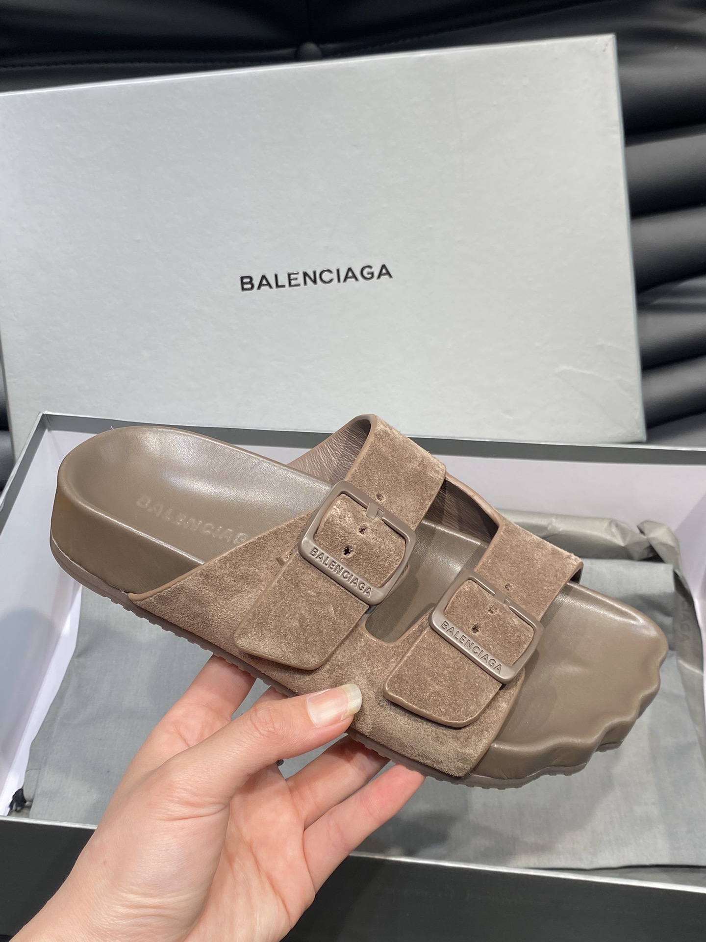 Balenciaga巴黎世家春夏新款情侣拖鞋大爆款主打的就是一个舒服时髦单品！软软的真皮材质打造！Siz