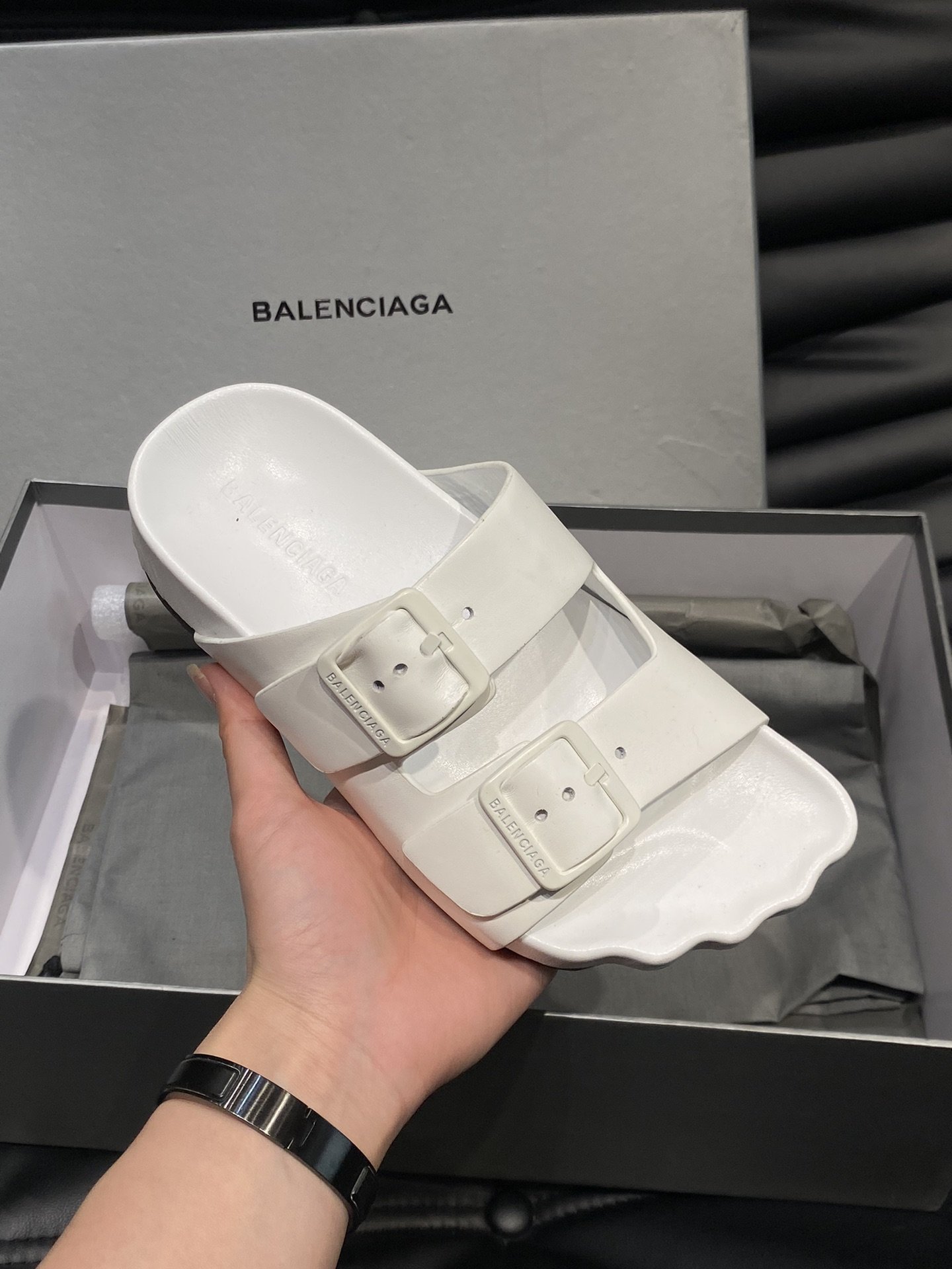 Balenciaga巴黎世家春夏新款情侣拖鞋大爆款主打的就是一个舒服时髦单品！软软的真皮材质打造！Siz