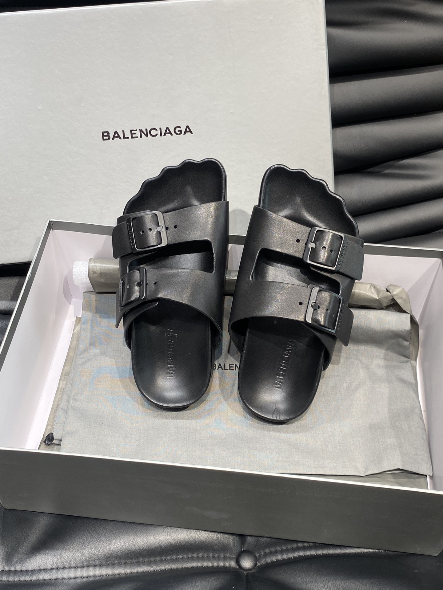 Balenciaga巴黎世家春夏新款情侣拖鞋大爆款主打的就是一个舒服时髦单品！软软的真皮材质打造！Siz