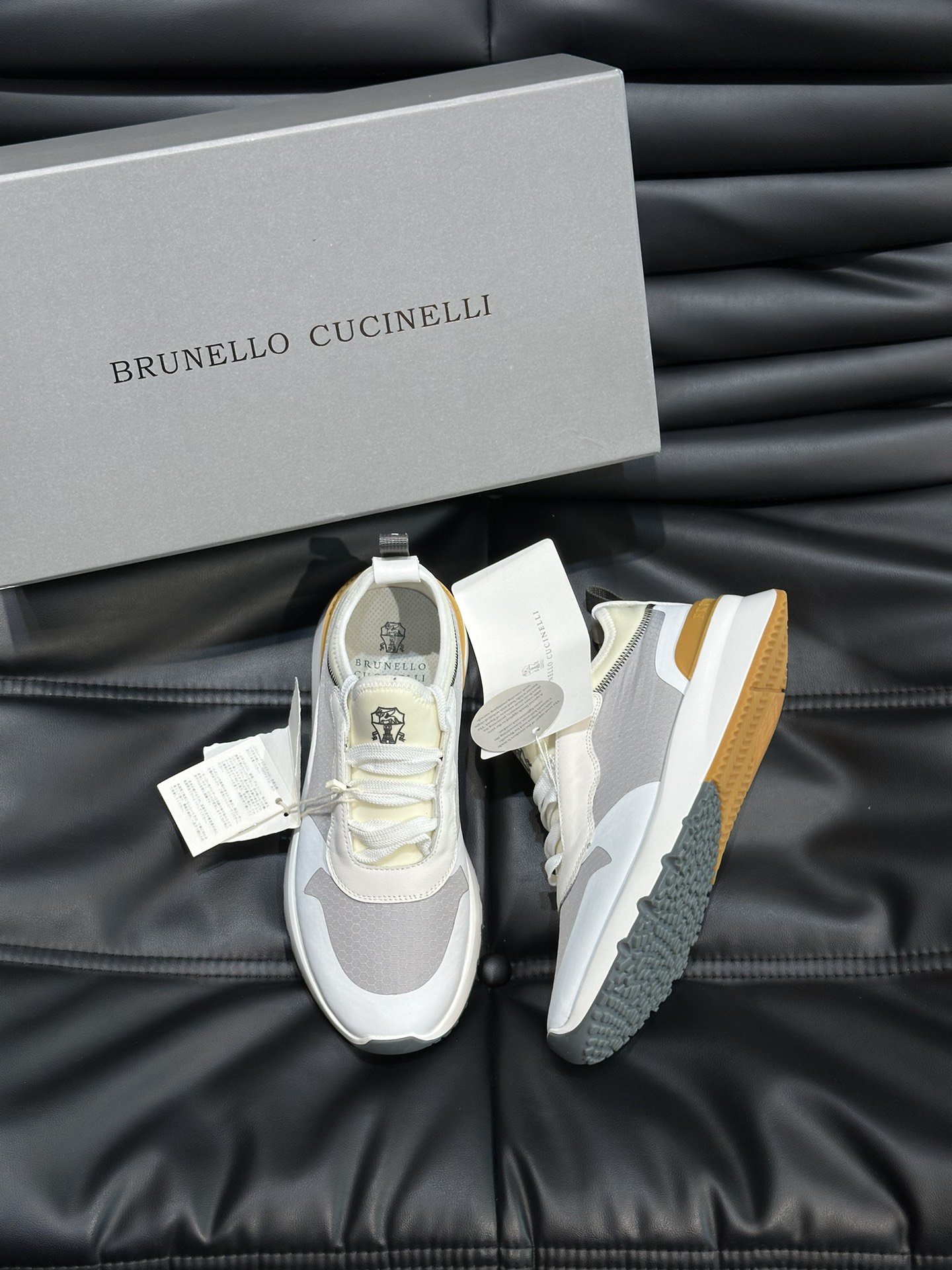 BrunelloCucinelli春夏新款拼色运动板男鞋此款运动鞋面料采用意大利进口高丝光水洗翻毛皮和意
