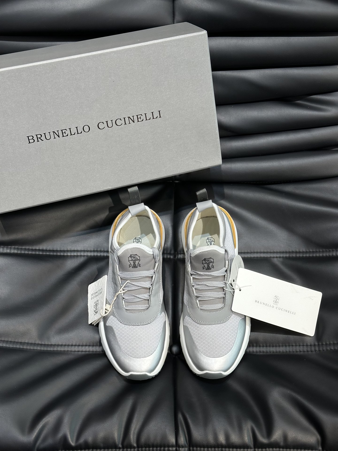 BrunelloCucinelli春夏新款拼色运动板男鞋此款运动鞋面料采用意大利进口高丝光水洗翻毛皮和意