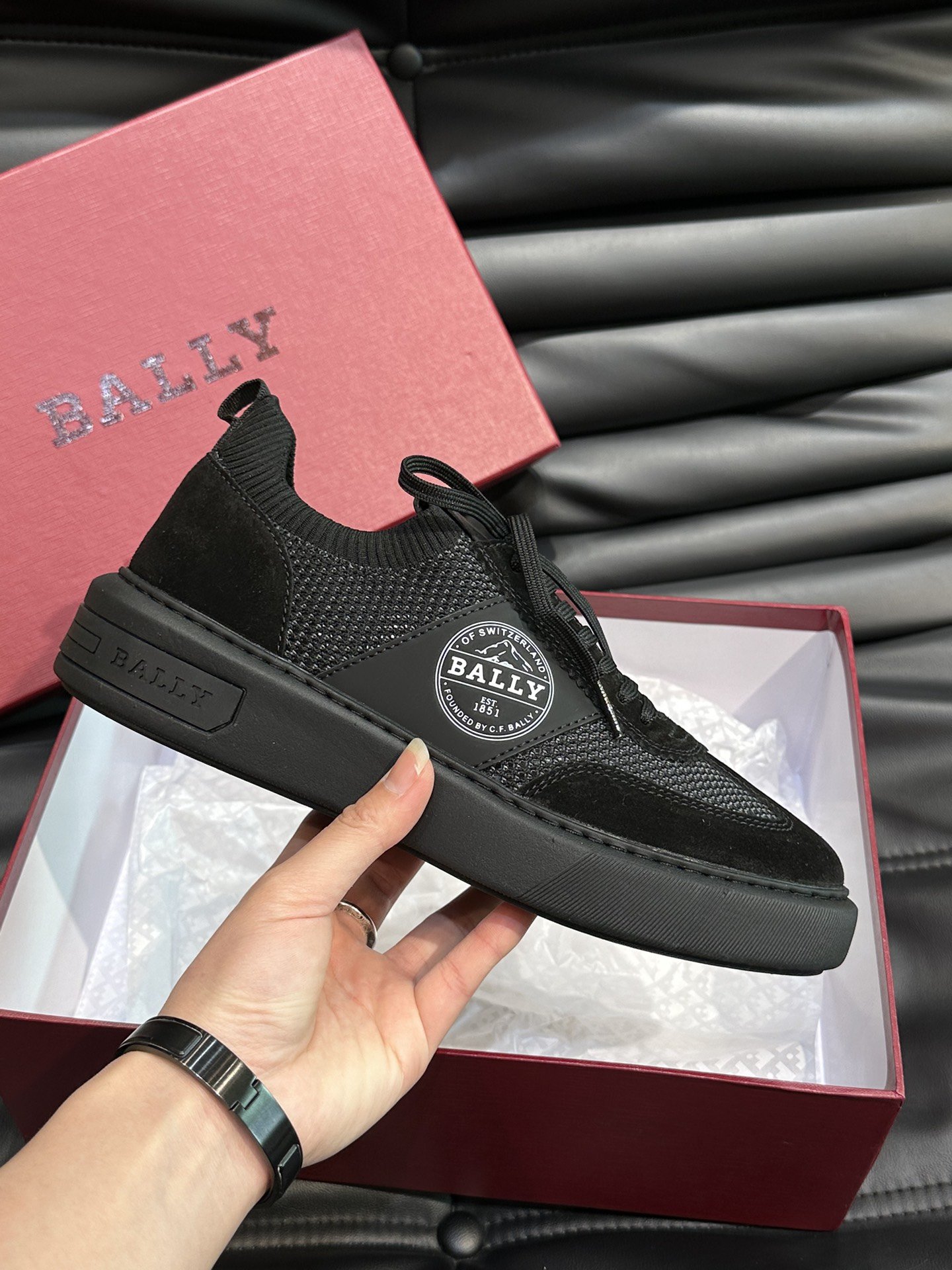 BALLY/巴利Biney男土休闲运动鞋采用多色和纯白纯黑色彩搭设计选用高科技面料精致而成具有透气轻盈舒