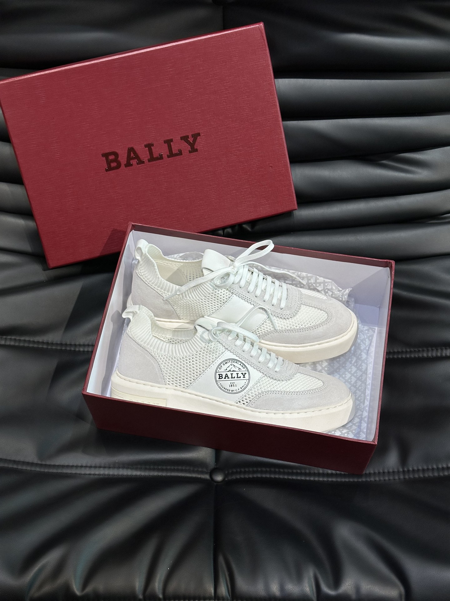 BALLY/巴利Biney男土休闲运动鞋采用多色和纯白纯黑色彩搭设计选用高科技面料精致而成具有透气轻盈舒