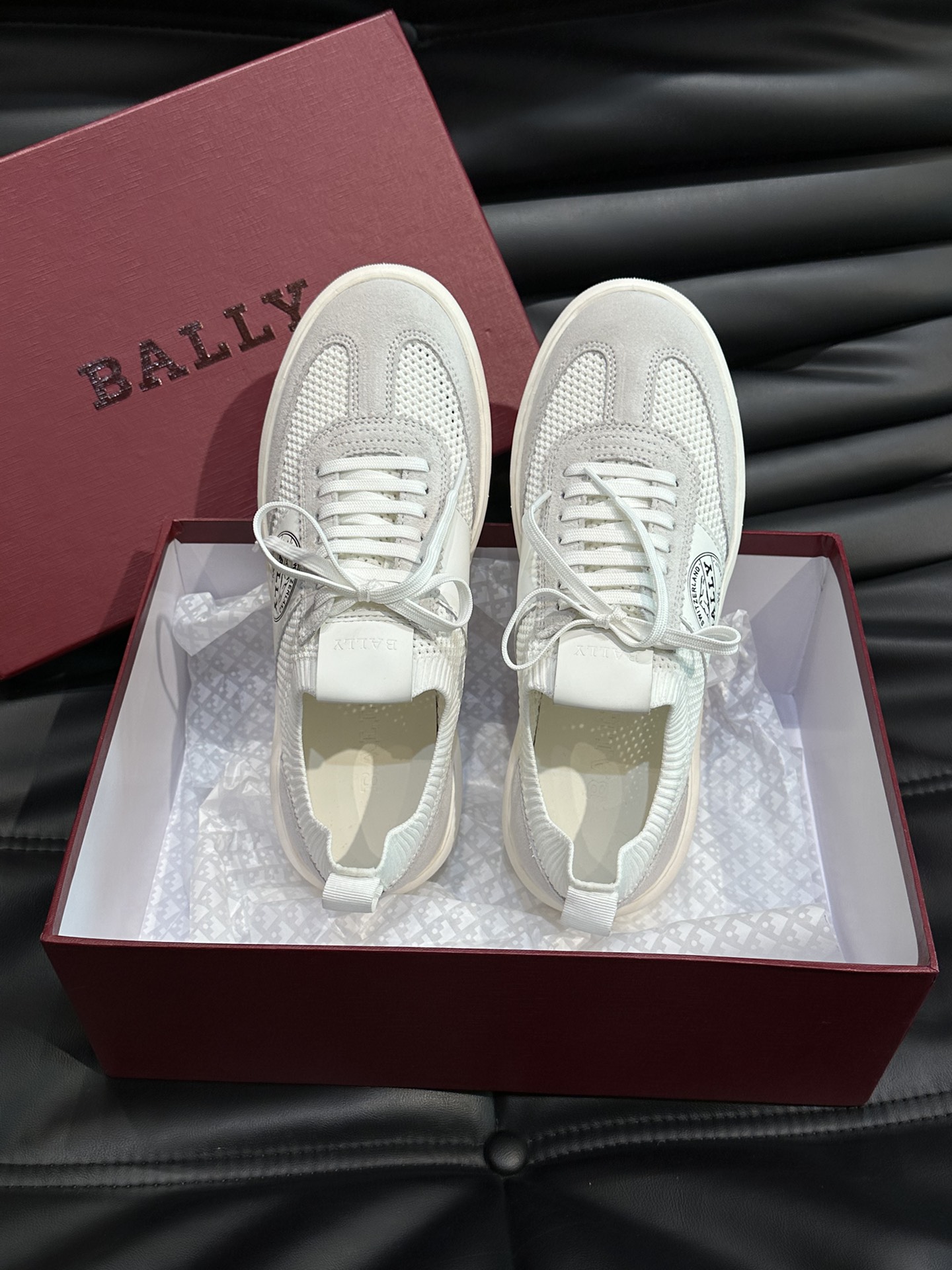 BALLY/巴利Biney男土休闲运动鞋采用多色和纯白纯黑色彩搭设计选用高科技面料精致而成具有透气轻盈舒