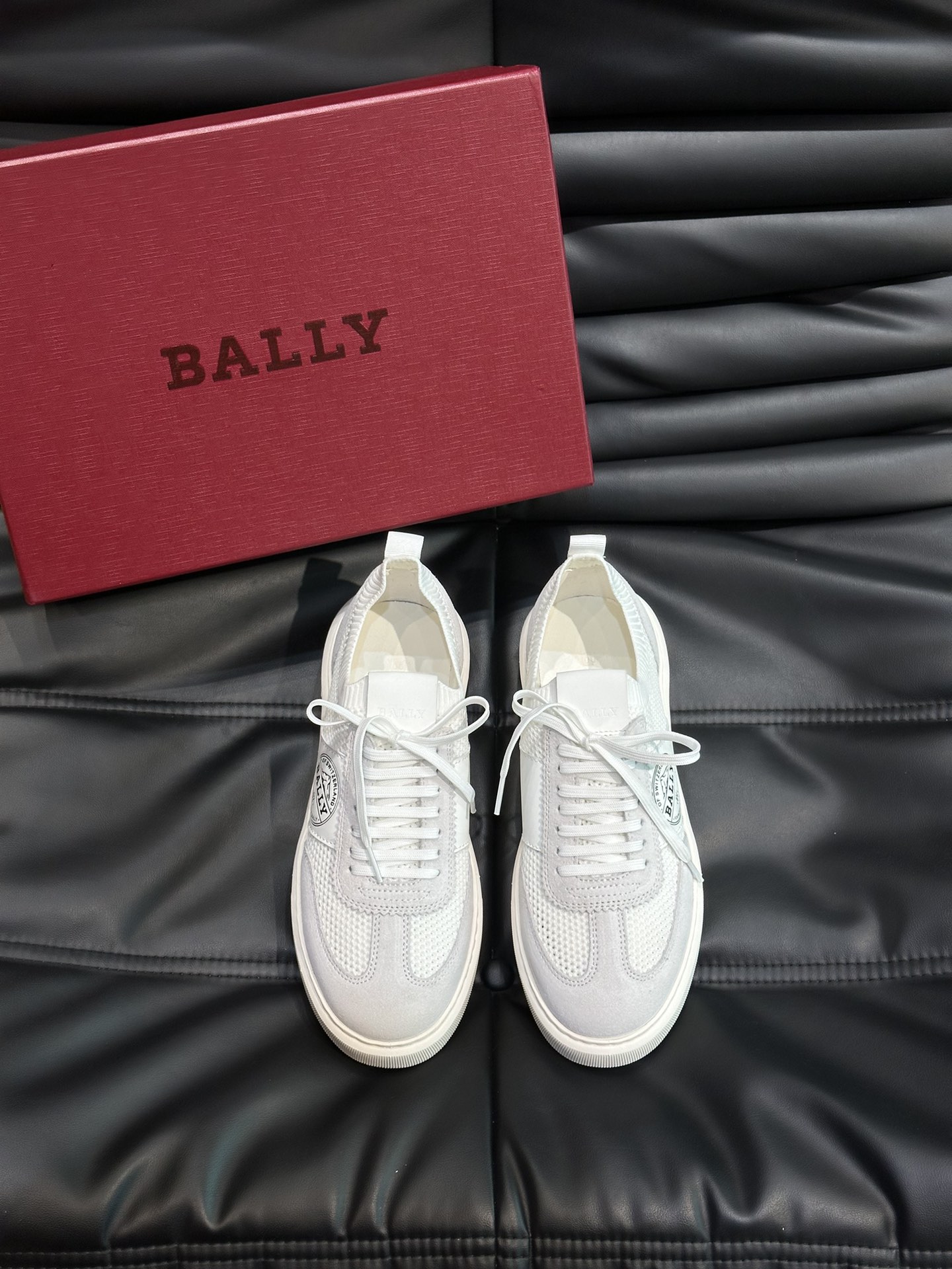 BALLY/巴利Biney男土休闲运动鞋采用多色和纯白纯黑色彩搭设计选用高科技面料精致而成具有透气轻盈舒