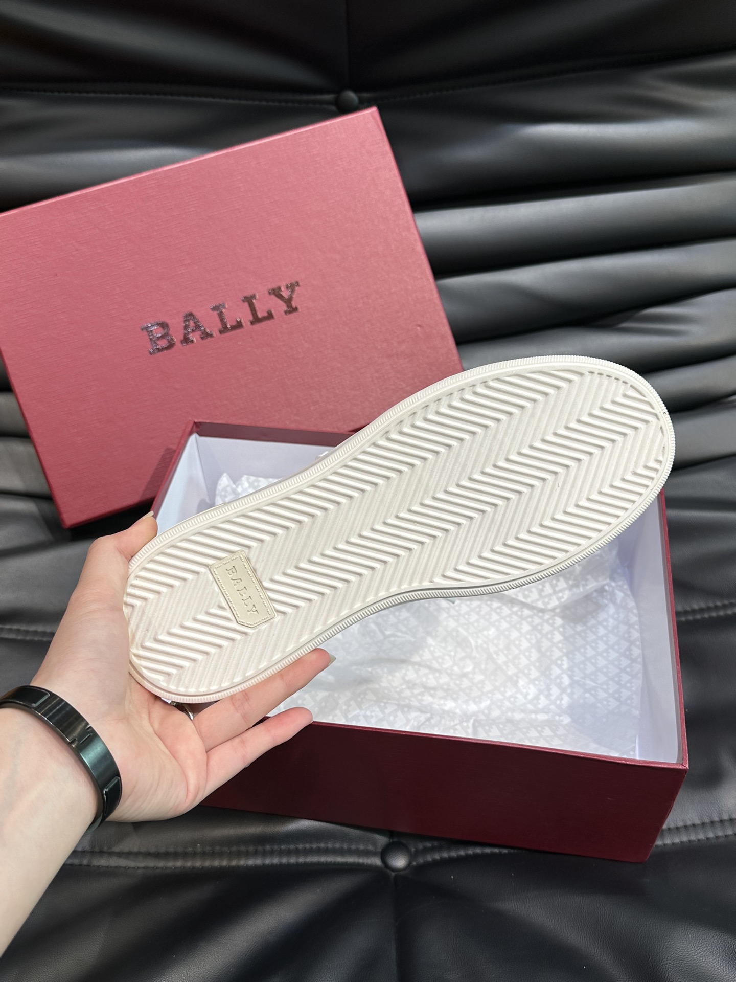 BALLY/巴利Biney男土休闲运动鞋采用多色和纯白纯黑色彩搭设计选用高科技面料精致而成具有透气轻盈舒